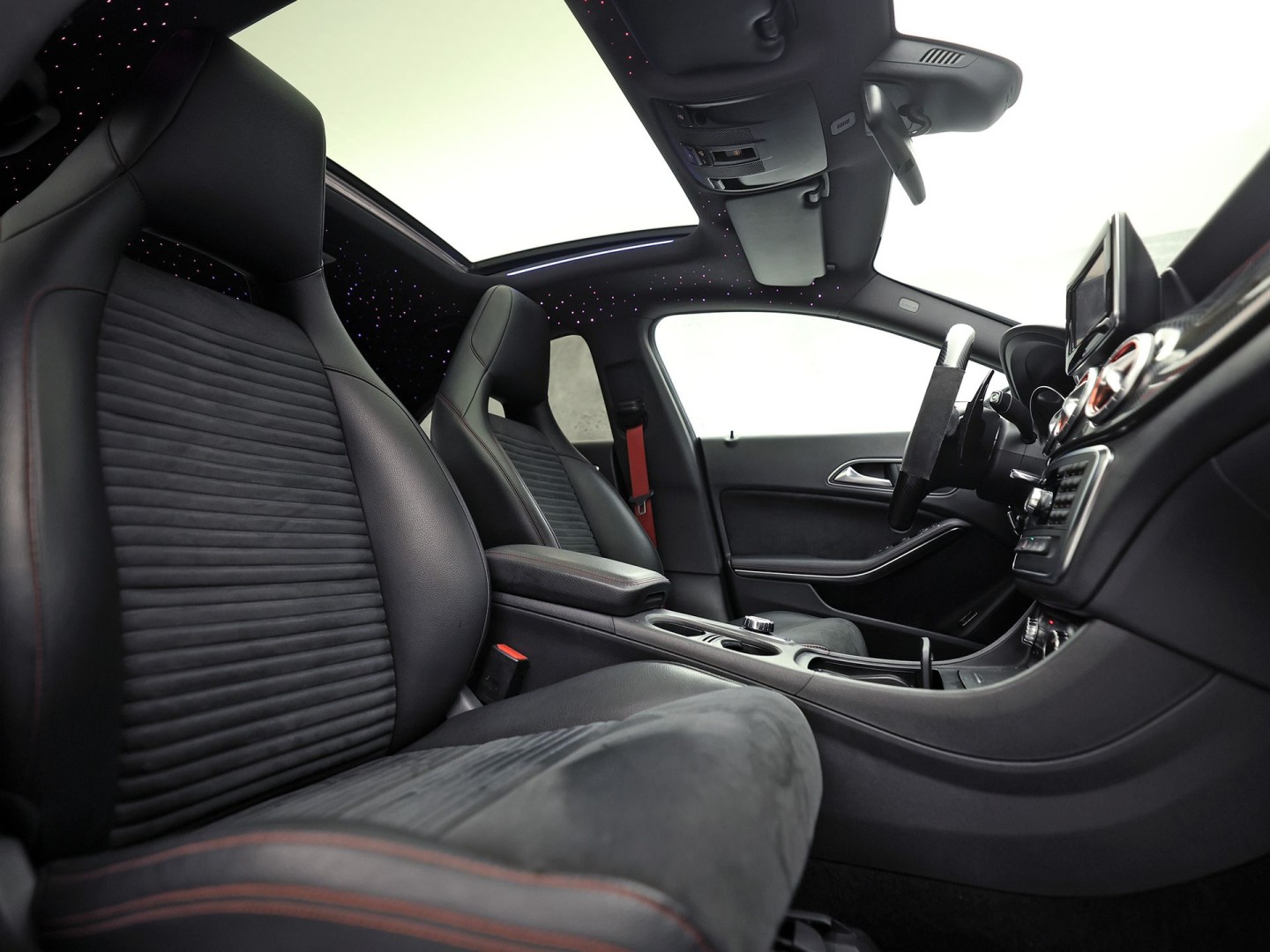 Mercedes-Benz CLA-Klasse 250 AMG Sport 211Pk Automaat (PANORAMADAK, STERRENHEMEL, NAVIGATIE, RODE GORDELS, LEDER/ALCANTARA, STOELVERWARMING, SPORTSTOELEN, GETINT GLAS, CRUISE, NIEUWSTAAT)