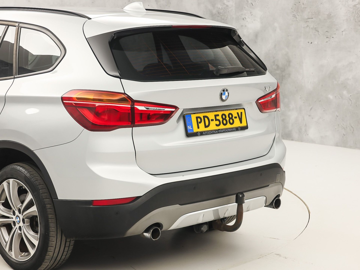 BMW X1 sDrive20i Executive 192Pk Automaat (NAVIGATIE, CLIMATE, TREKHAAK, SPORTSTOELEN, GETINT GLAS, PARKEERSENSOREN, NIEUWSTAAT)
