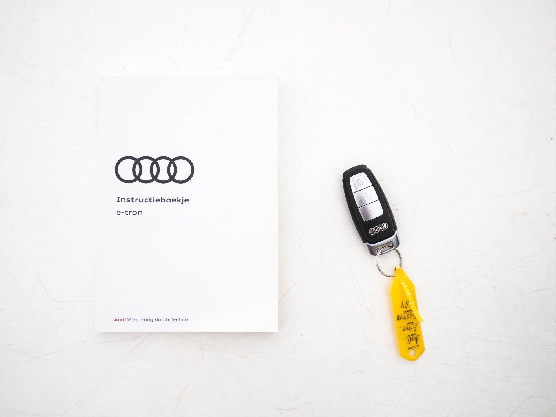 Audi e-tron 50 Quattro Launch-Edition-Plus 71 kWh [ 3-Fase ] {SOH-100%} (INCL-BTW) *PANO | LUXURY-LEATHER | ADAPTIVE-CRUISE | FULL-LED | DIGI-COCKPIT | KEYLESS | MEMORY-PACK | CAMERA | NAVI-FULLMAP | SHIFT-PADDLES | COMFORT-SEATS | 20''ALU*