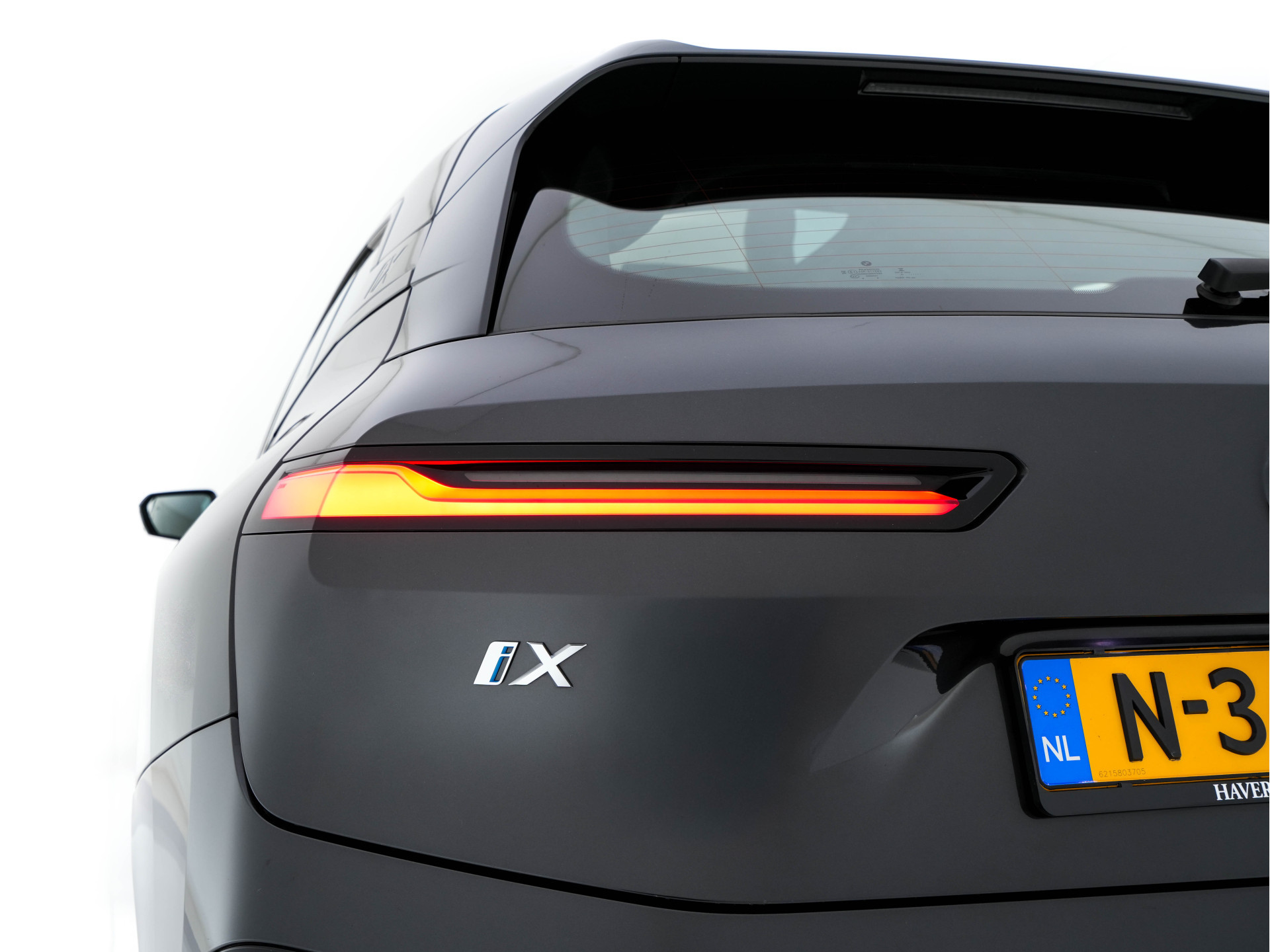 BMW iX xDrive40 High Executive 77 kWh ( 3-Fase ) {SOH-100%} (INCL-BTW) Aut. *PANO | HEAD-UP | HARMAN/KARDON-SURROUND | SOFT-CLOSE | DAB+ | DIGI-COCKPIT | HEATED-COMFORTSEATS | FULL-LED | CARPLAY | TOWBAR | AMBIENT-LIGHT | TOPVIEW | MEMORY-PACK |