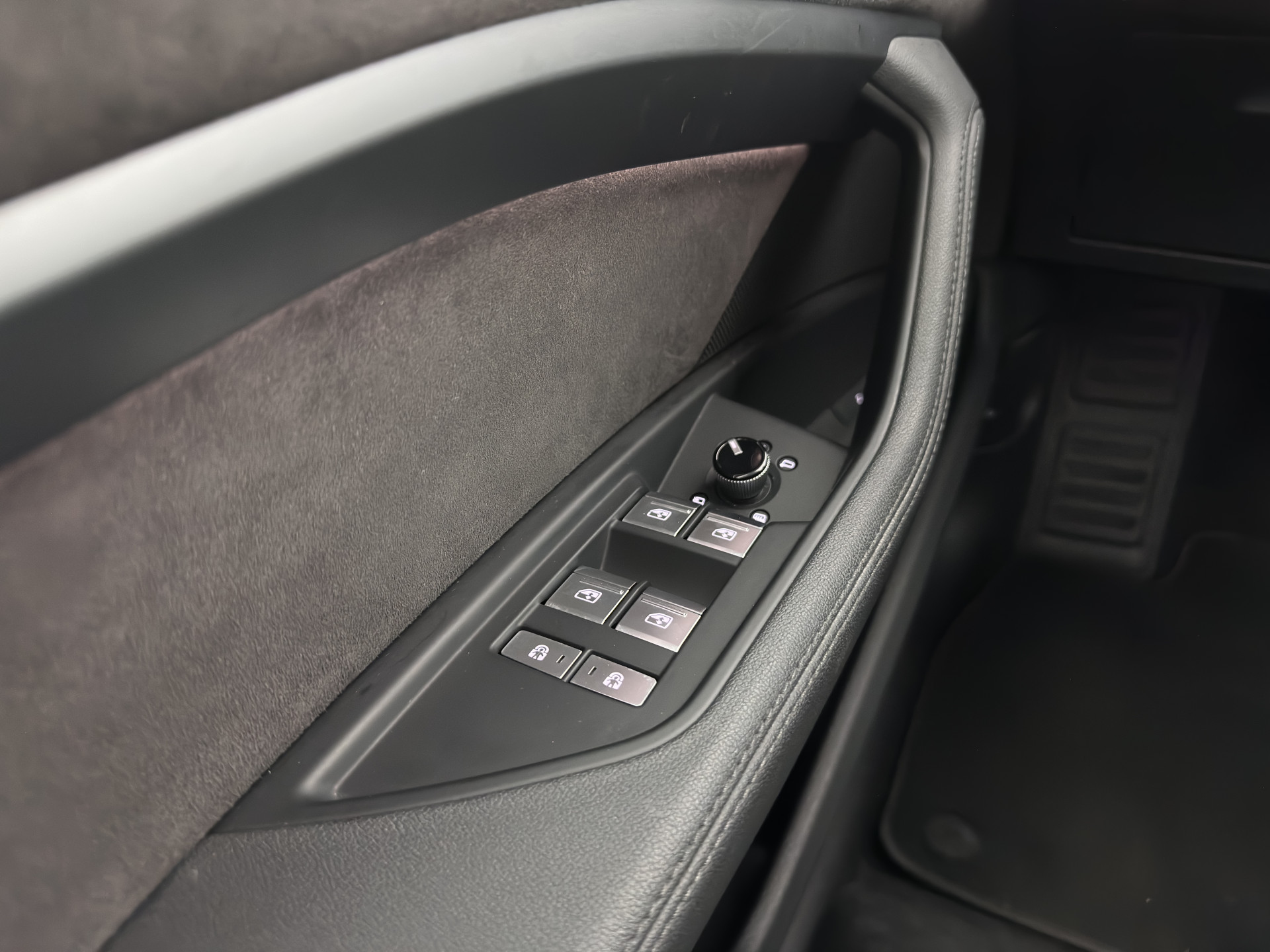 Audi e-tron 55 quattro Business edition Plus 95 kWh [ 3-Fase ] {SOH-88%} (INCL-BTW) *PANO | LUXURY-LEATHER | ADAPTIVE-CRUISE | FULL-LED | DIGI-COCKPIT | KEYLESS | MEMORY-PACK | CAMERA | NAVI-FULLMAP | SHIFT-PADDLES | DAB+ | COMFORT-SEATS | 20''ALU*