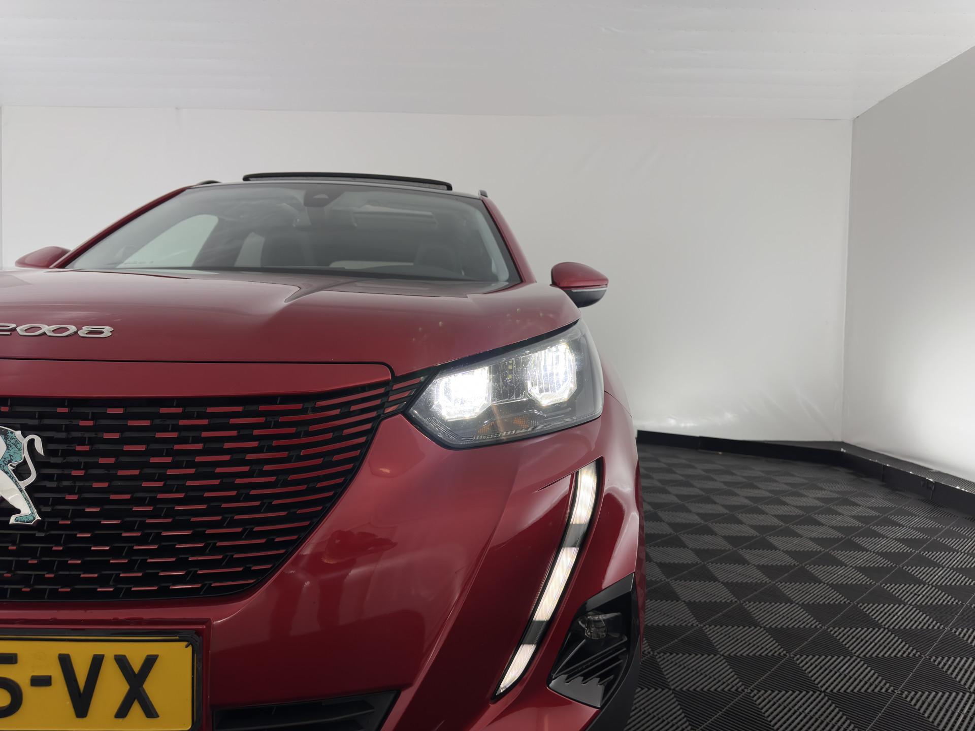 Peugeot e-2008 EV Allure 50 kWh [ 3-Fase ] {SOH-84%} (INCL-BTW) *PANO | LEATHER-FABRIC | FULL-LED | SPORT-SEATS | DIGI-COCKPIT | CAMERA | KEYLESS | PRIVACY-GLASS | DAB+ | NAVI-FULLMAP | ECC | CARPLAY | LANE-ASSIST | PDC | CRUISE | 17''ALU*