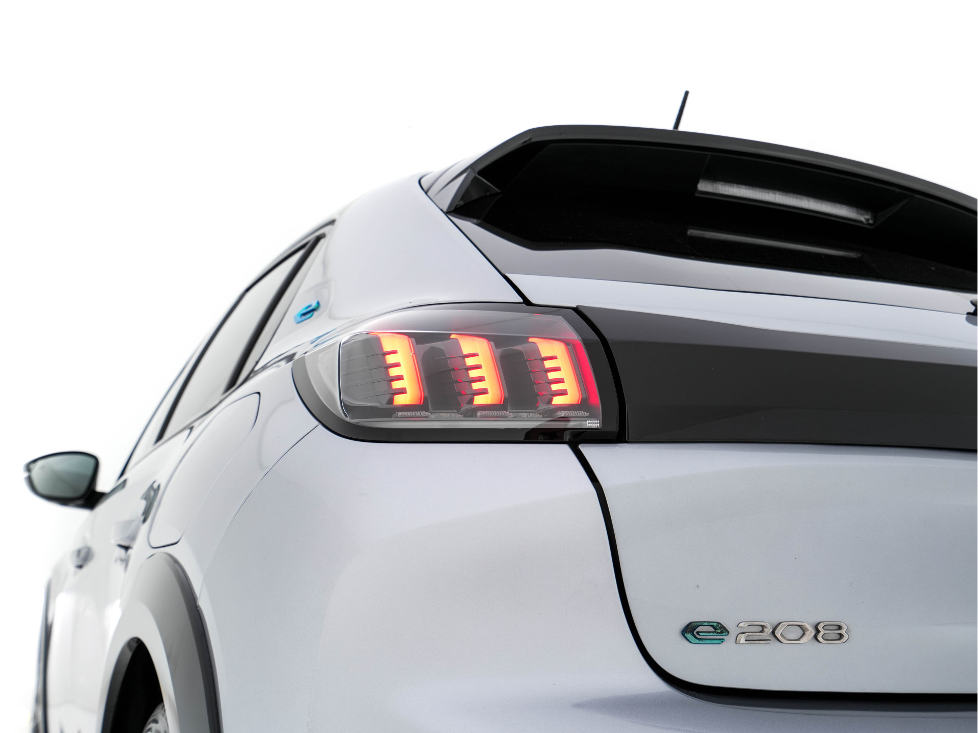 Peugeot e-208 EV GT-Line 350 50 kWh (INCL-BTW) *PANO | FULL-LED | DIGI-COCKPIT | BLINDSPOT | CAMERA | LEATHER-ALCANTARA | AMBIENT-LIGHT | NAVI-FULLMAP | LANE-ASSIST | KEYLESS | DAB | CCS-FASTLOADER | HEATED-SPORTSEATS | 17"ALU