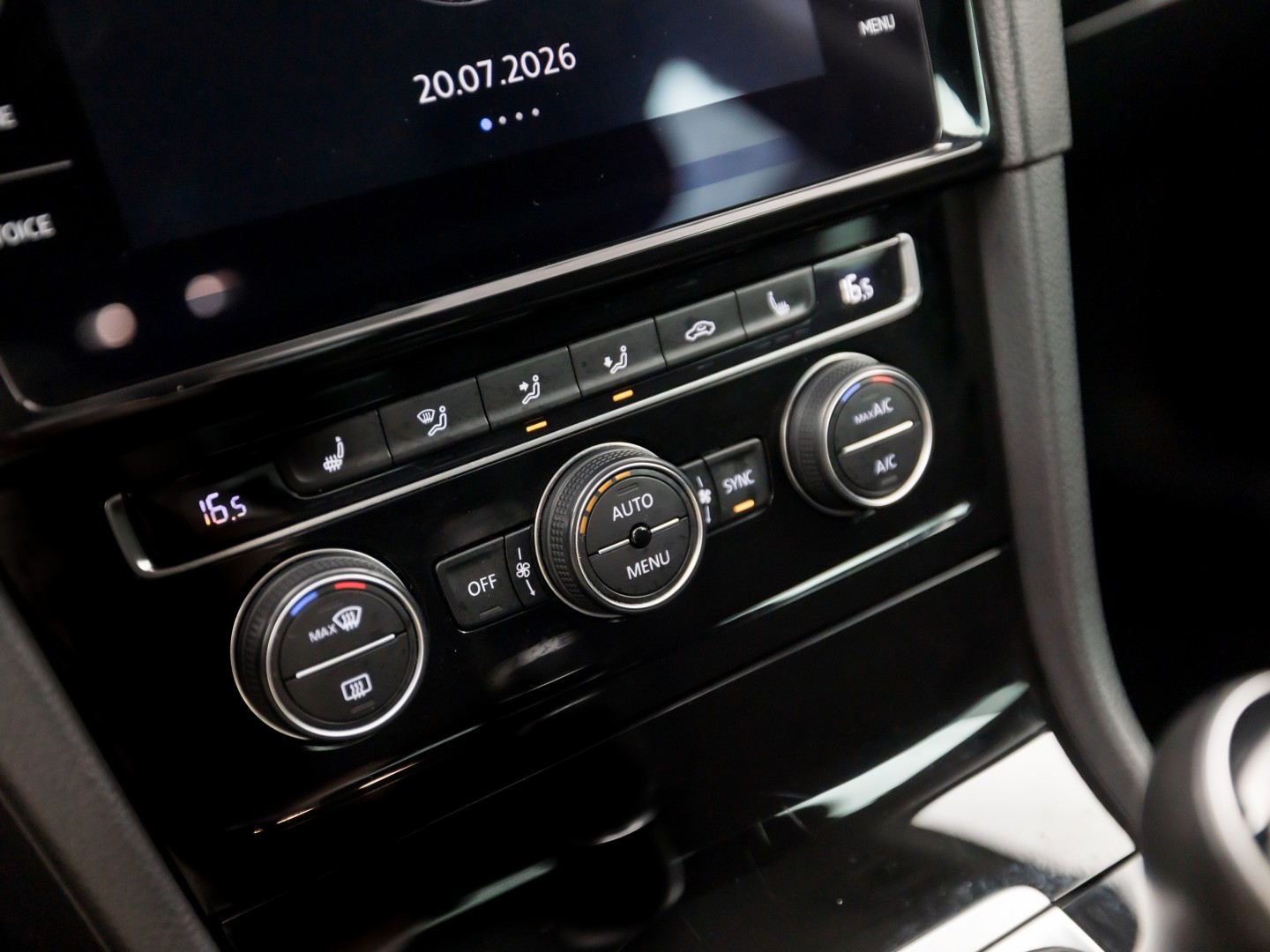 Volkswagen Golf 1.0 TSI Sportline (APPLE CARPLAY, GROOT NAVI, CLIMATE, STOELVERWARMING, SPORTSTOELEN, LM VELGEN, GETINT GLAS, PARKEERSENSOREN, NIEUWSTAAT)