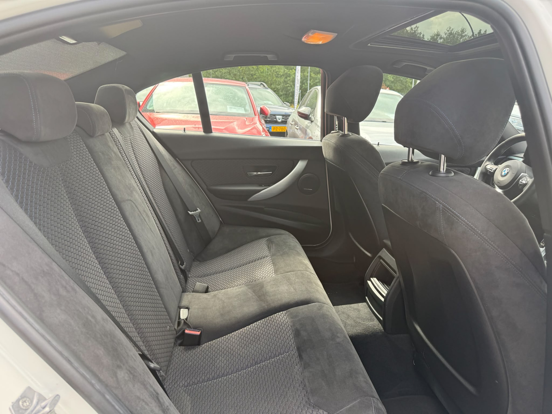 BMW 3-serie 316i M Sport Edition | NIEUWE APK | 3/6 of 12 MND GARANTIE | SCHUIF DAK | NAVI |