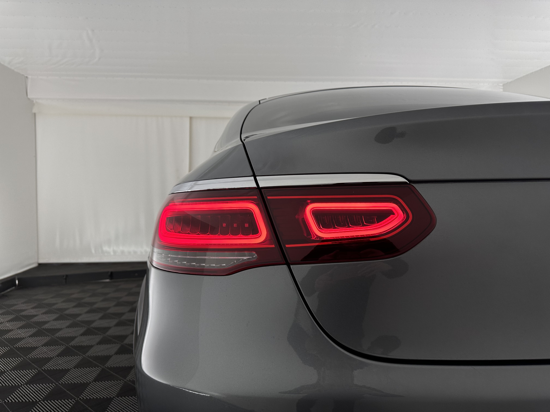 Mercedes-Benz GLC-klasse Coupé 300de 4MATIC Business Solution AMG (Plug-in) (INCL.BTW) *LEATHER-FABRIC | FULL-LED | CAMERA | HEATED-SPORTSEATS | NAVI-FULLMAP | PRIVACYGLASS | SHIFTPADDLES | DAB+ | ECC | PDC | CRUISE | 19''ALU*