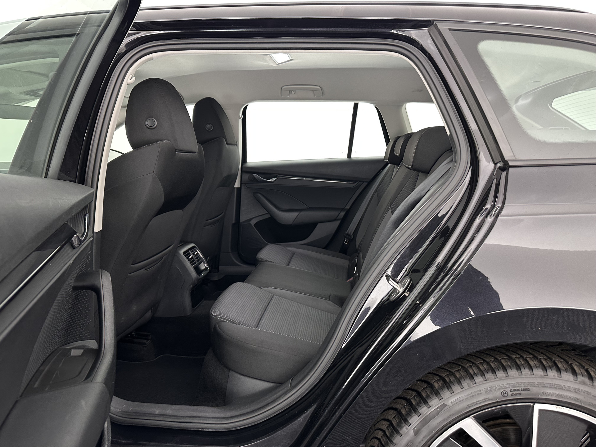 ŠKODA Octavia Combi 1.4 TSI iV PHEV Business Edition (Plug-in) (INCL-BTW) *FULL-LED | DIGI-COCKPIT | COMFORTSEATS | NAVI-FULLMAP | PRIVACY-GLASS | DAB | SHIFTPADDLES | ECC | PDC | CRUISE | TOWBAR | 18''ALU*