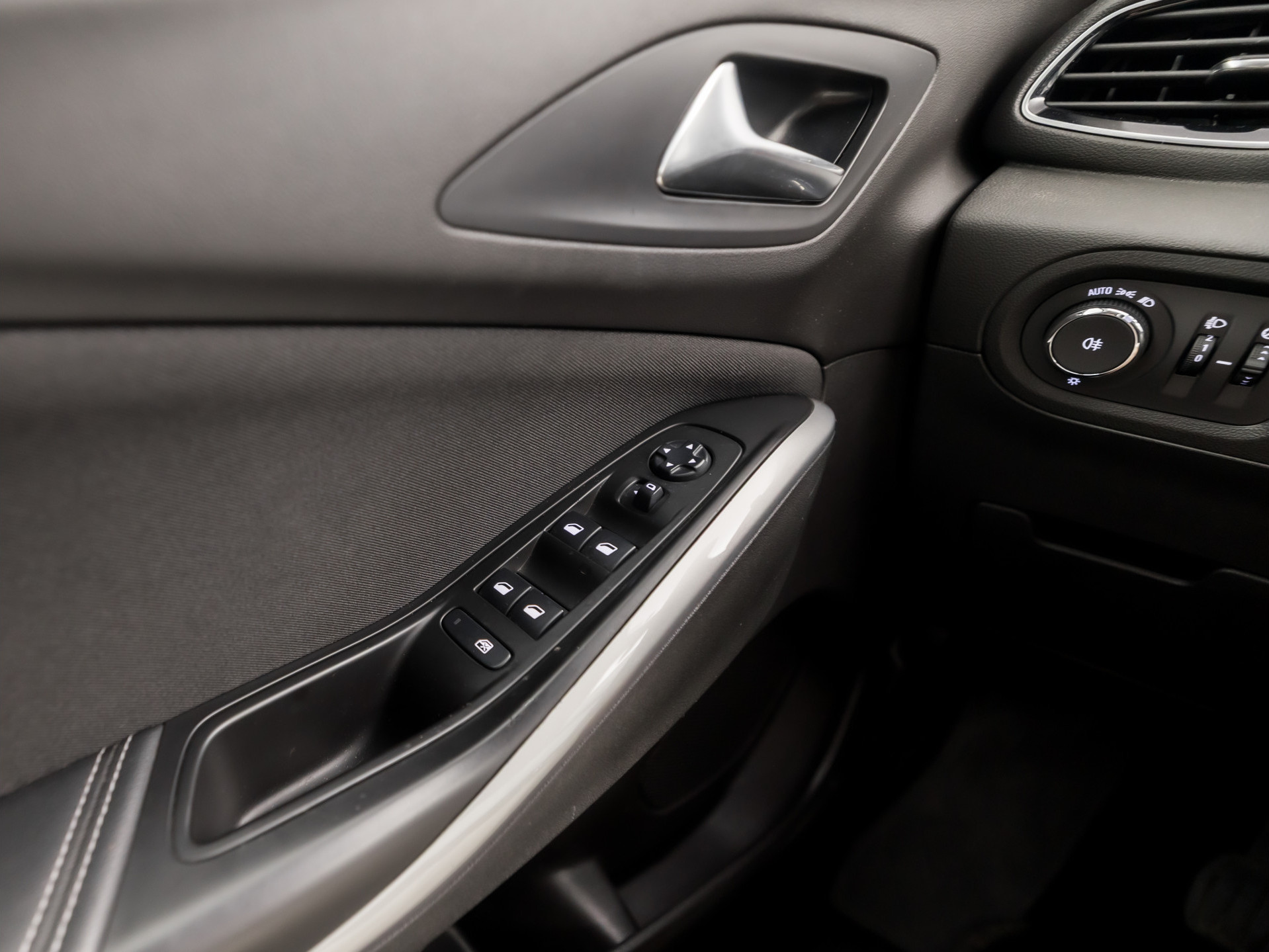 Opel Grandland X 1.2 Turbo Sport (APPLE CARPLAY, NAVIGATIE, GETINT GLAS, CRUISE, SPORTSTOELEN, ARMSTEUN, LM VELGEN, NIEUWE APK, NIEUWSTAAT)