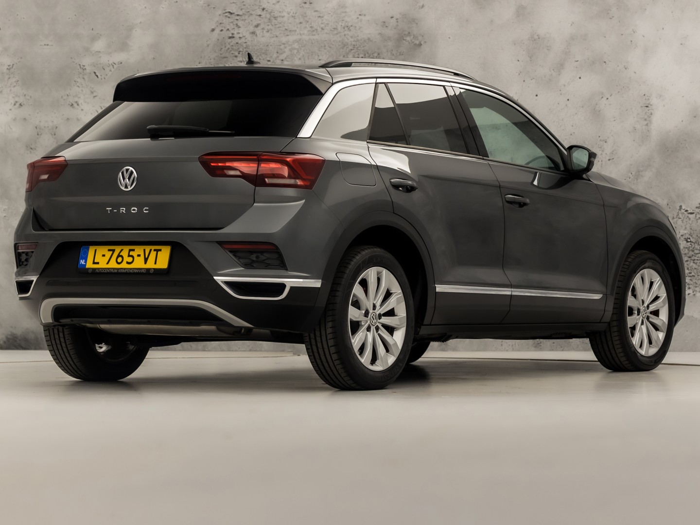 Volkswagen T-Roc 1.5 TSI Sport 150Pk (APPLE CARPLAY, GROOT NAVI, CLIMATE, STOELVERWARMING, ZWART HEMEL, LED KOPLAMPEN, SPORTSTOELEN, GETINT GLAS, ELEK ACHTERKLEP, ADAPTIVE CRUISE, NIEUWSTAAT)