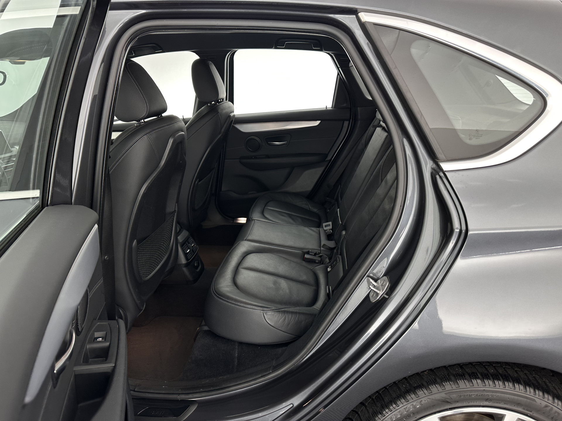 BMW 2-serie Active Tourer 216d Sportline Corporate Lease High Executive Aut. *LEATHER | FULL-LED | HEATED-SPORTSEATS | NAVI-FULLMAP | ECC | HEAD-UP | PDC | CRUISE | 18''ALU*