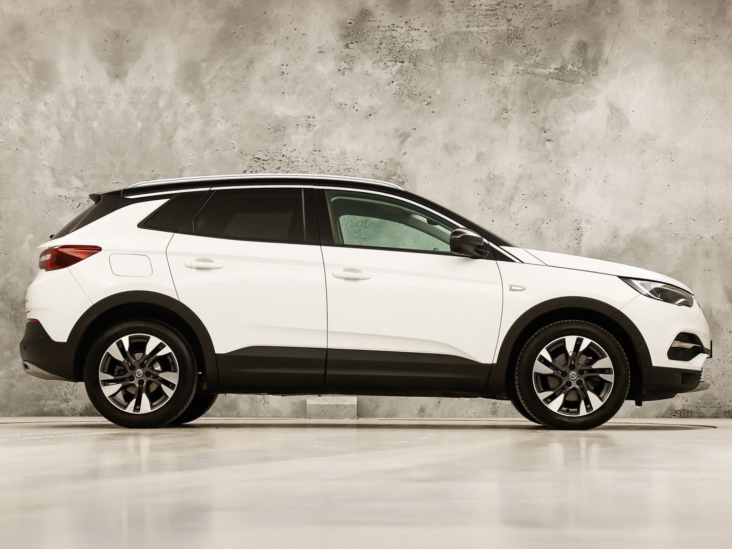 Opel Grandland X 1.2 Turbo Innovation Sport (APPLE CARPLAY, STOELKOELING/VERWARMING, MEMORY SEAT, 360 CAMERA, LEDER, GETINT GLAS, STUURWIEL VERWARMD, NIEUWE APK, NIEUWSTAAT)