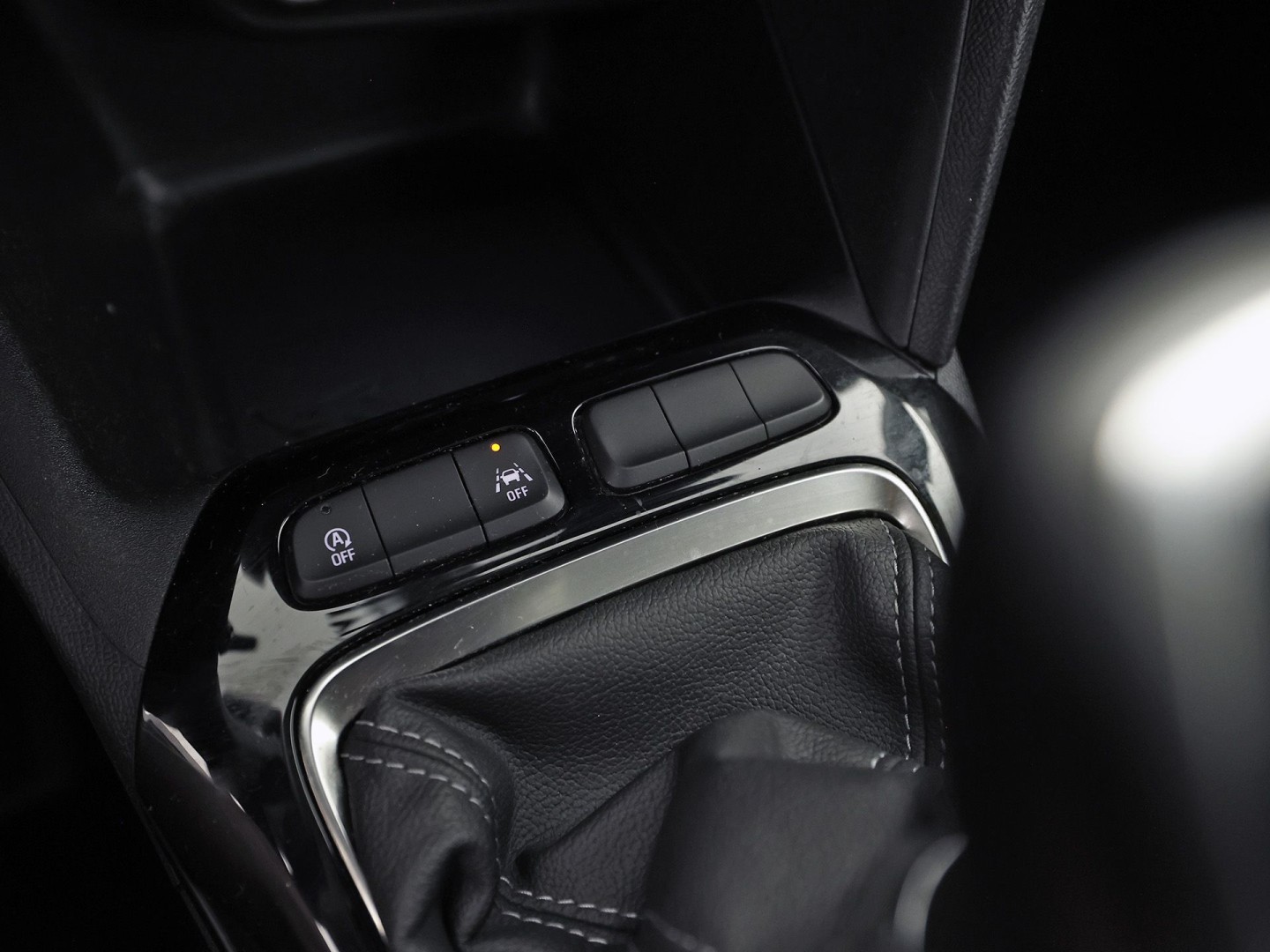 Opel Corsa 1.2 Sport (APPLE CARPLAY, GROOT NAVI, CRUISE, LM VELGEN, SPORTSTOELEN, LANE ASSIST, NIEUWSTAAT)