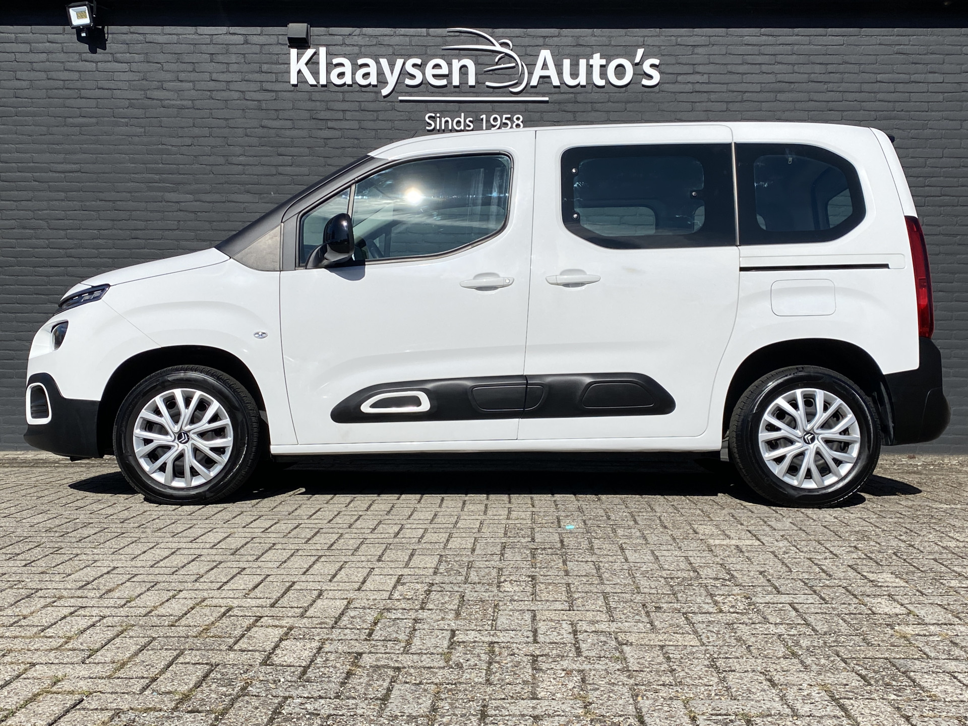 Citroën Berlingo 1.2 PureTech Feel | dealer onderh. | navigatie | cruise control | airco | parkeersensoren | all season banden