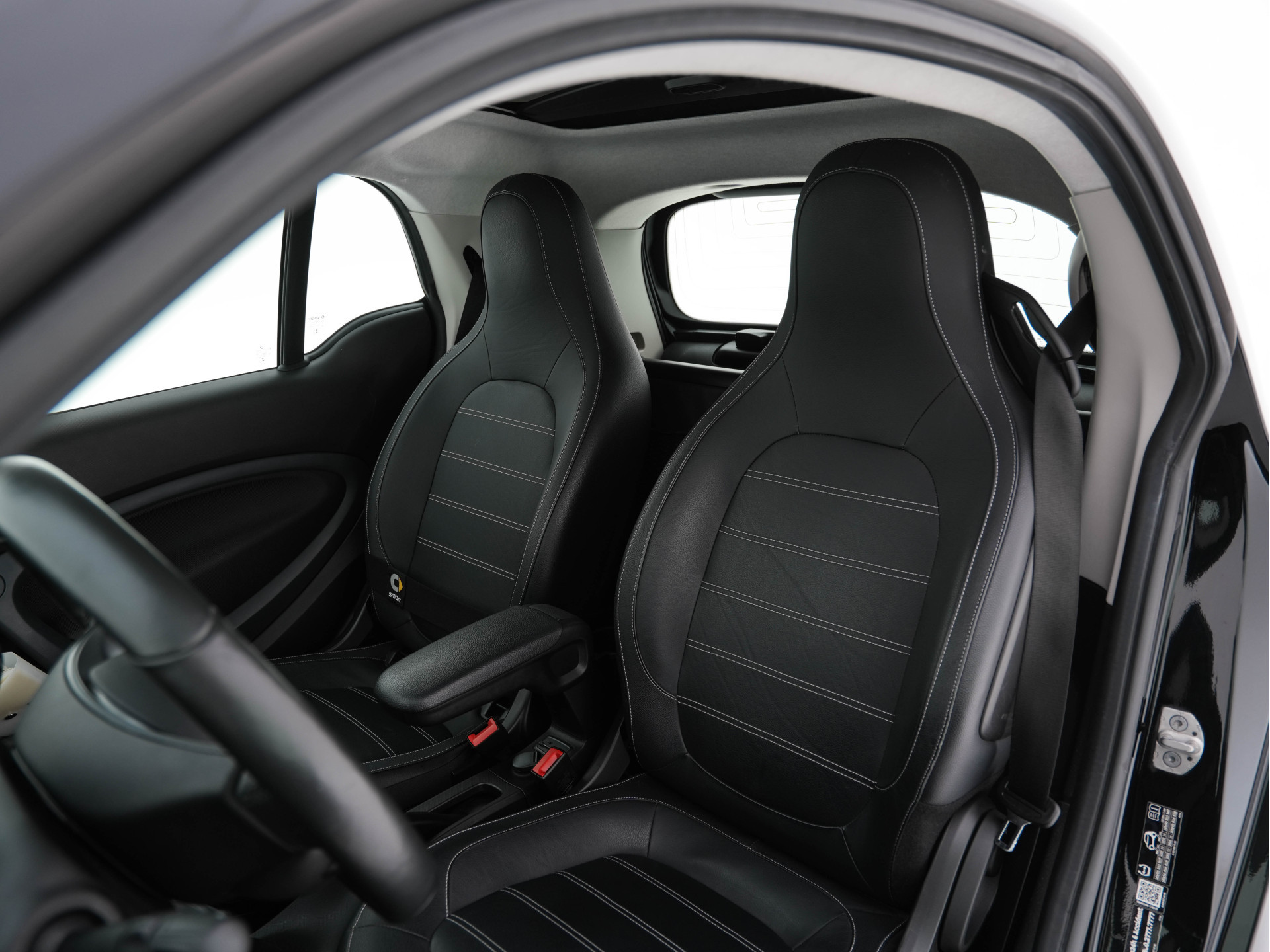 Smart fortwo EQ Business Solution 18 kWh [ 3-Fase ] ( SOH-93%) Aut. *PANO | LEATHER | NAVI-FULLMAP | CAMERA | HEATED-COMFORTSEATS | AIRCO | CRUISE | AMBIENT-LIGHT | 15''ALU*