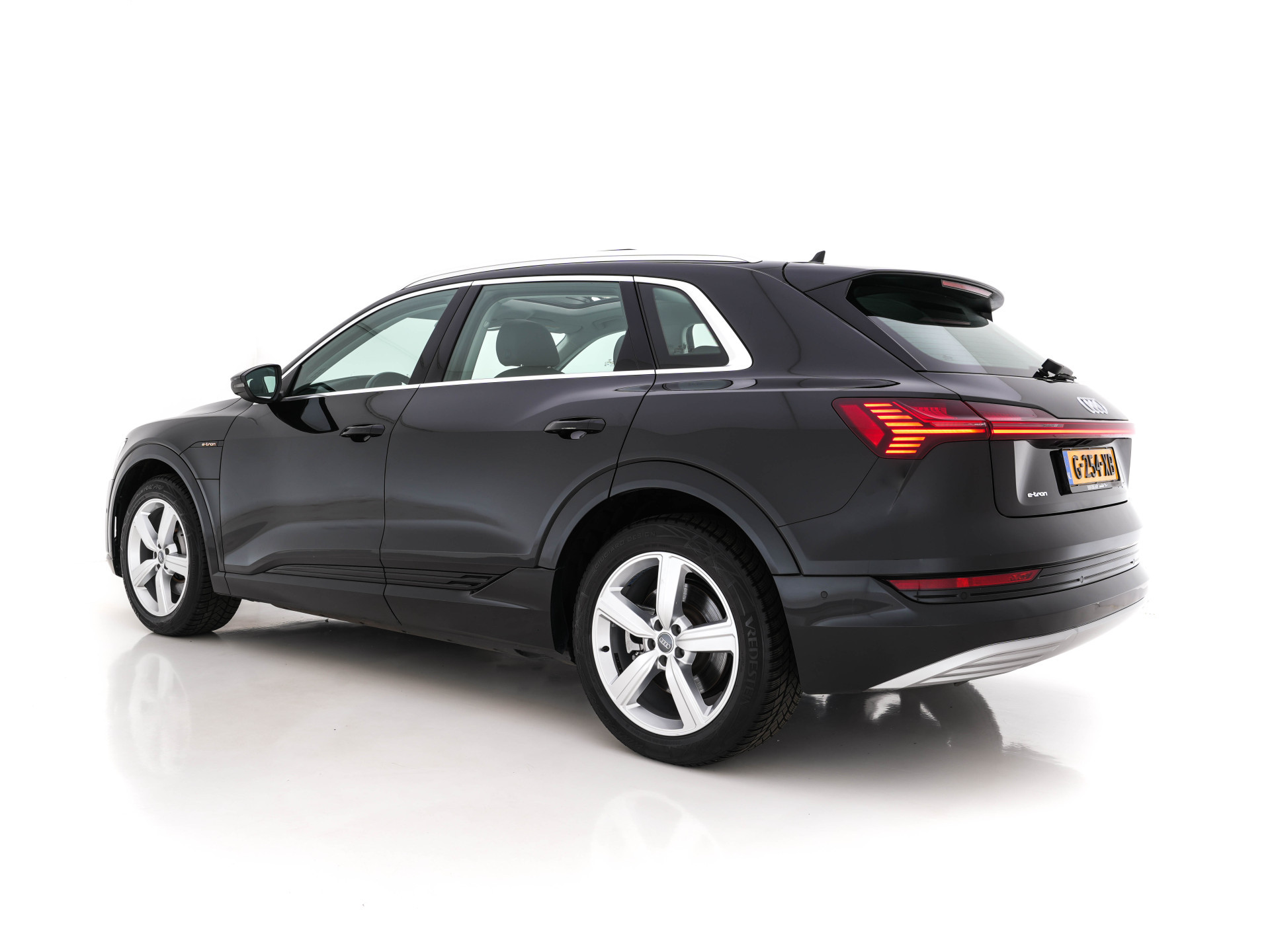 Audi e-tron 50 Quattro Launch-Edition-Plus 71 kWh [ 3-Fase ] {SOH-100%} (INCL-BTW) *PANO | LUXURY-LEATHER | ADAPTIVE-CRUISE | FULL-LED | DIGI-COCKPIT | KEYLESS | MEMORY-PACK | CAMERA | NAVI-FULLMAP | SHIFT-PADDLES | COMFORT-SEATS | 20''ALU*