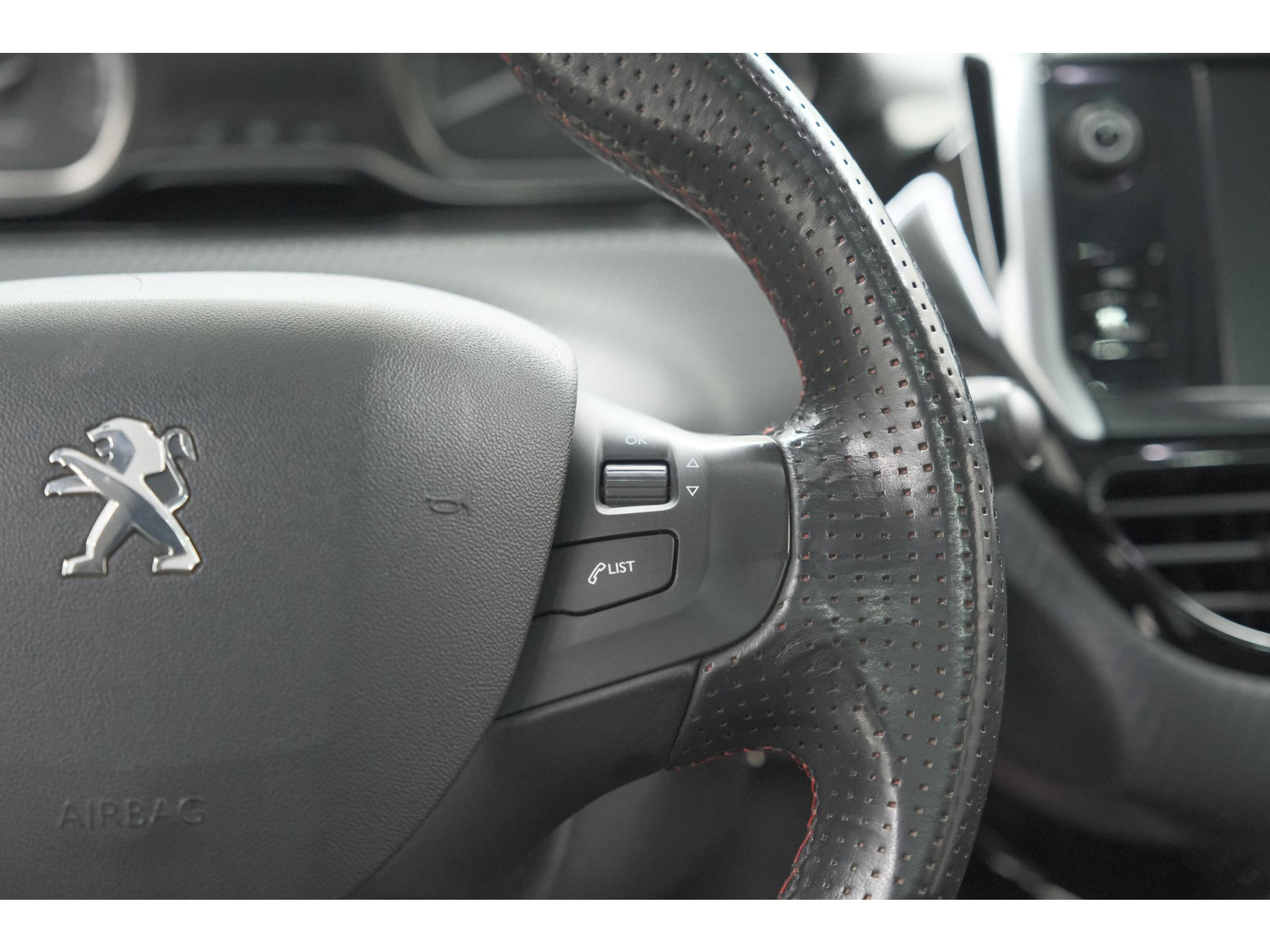 Peugeot 2008 PureTech 110 EAT6 GT | Trekhaak | Camera | Panoramadak | Apple Carplay