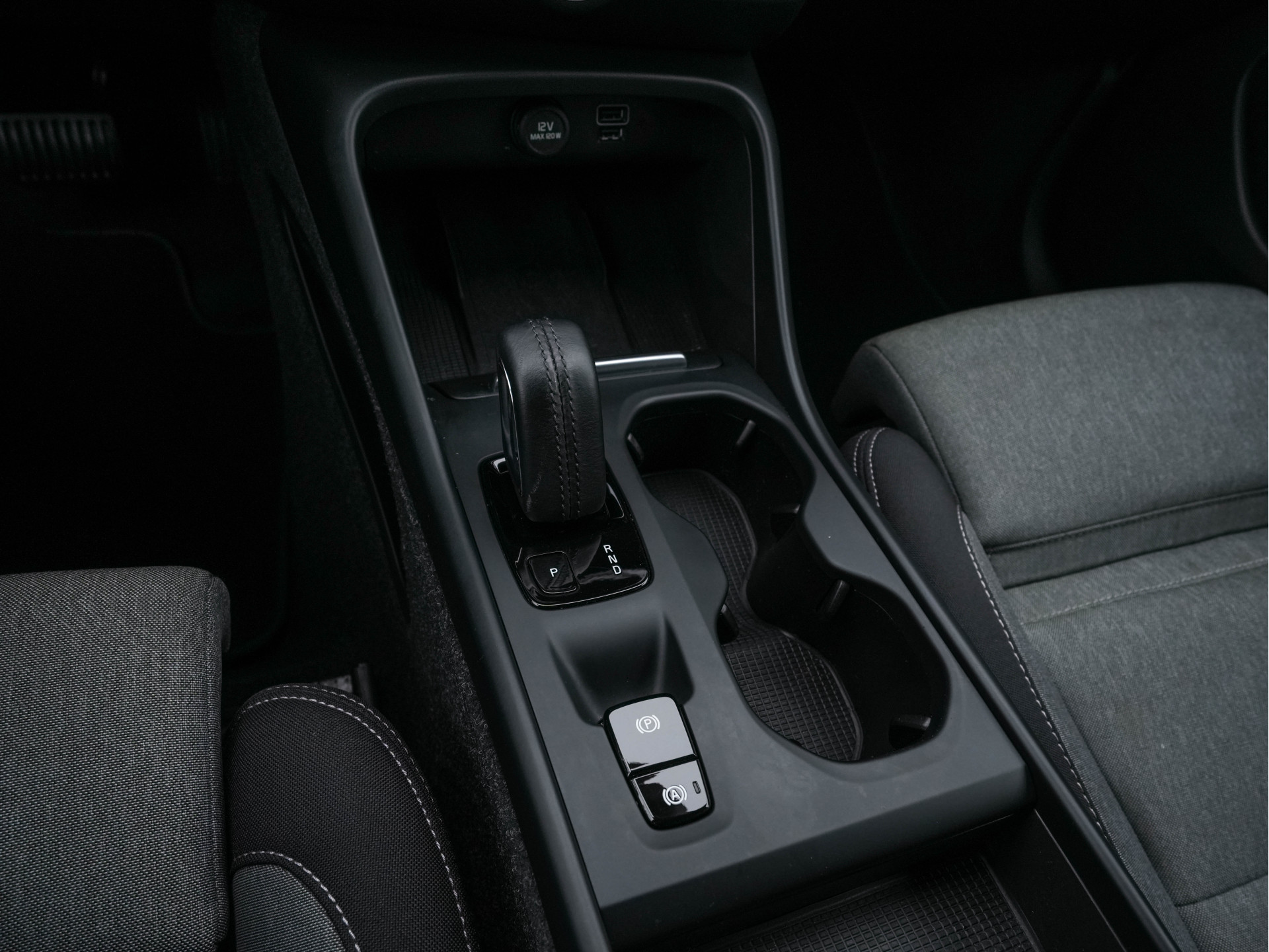 Volvo XC40 1.5 T5 Recharge Business Pro ( PLUG-IN ) (INCL-BTW) *AUT | NAVI-FULLMAP | DIGI-COCKPIT | CLIMA | KEYLESS | DAB | HEATED-SPORTSEATS | FULL-LED | ADAPTIVE-CRUISE | CAMERA | 18'' ALU*