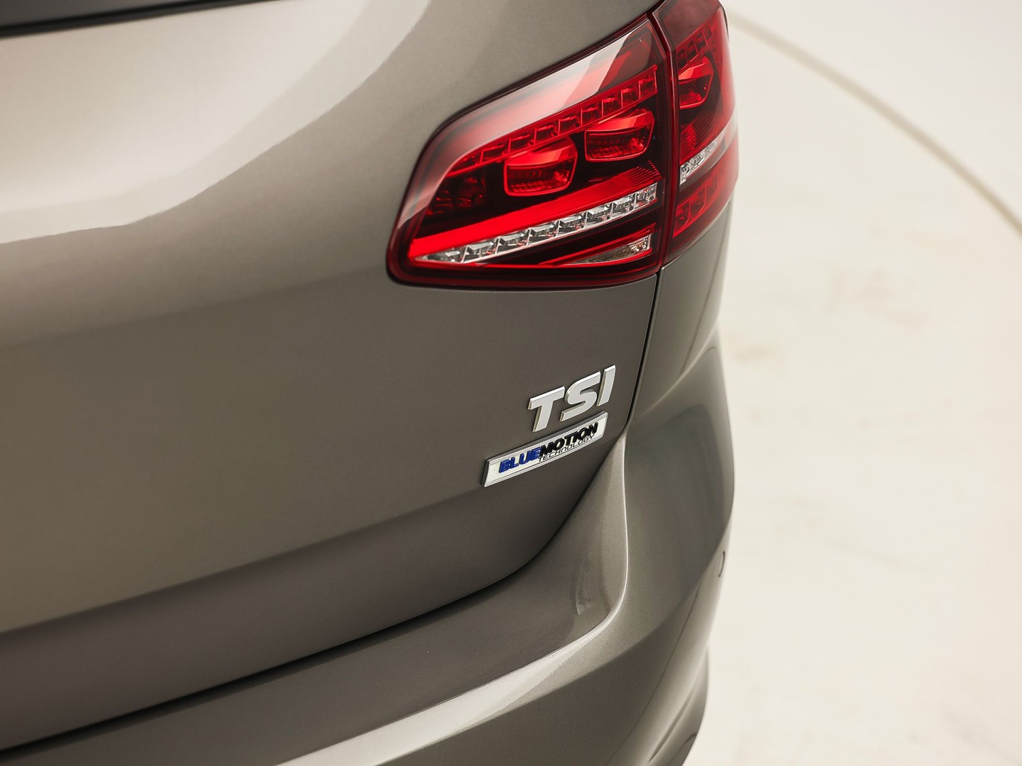 Volkswagen Golf 1.0 TSI Sportline Automaat (APPLE CARPLAY, NAVIGATIE, CAMERA, CLIMATE, SPORTSTOELEN, GETINT GLAS, LM VELGEN, CRUISE, NIEUWSTAAT)