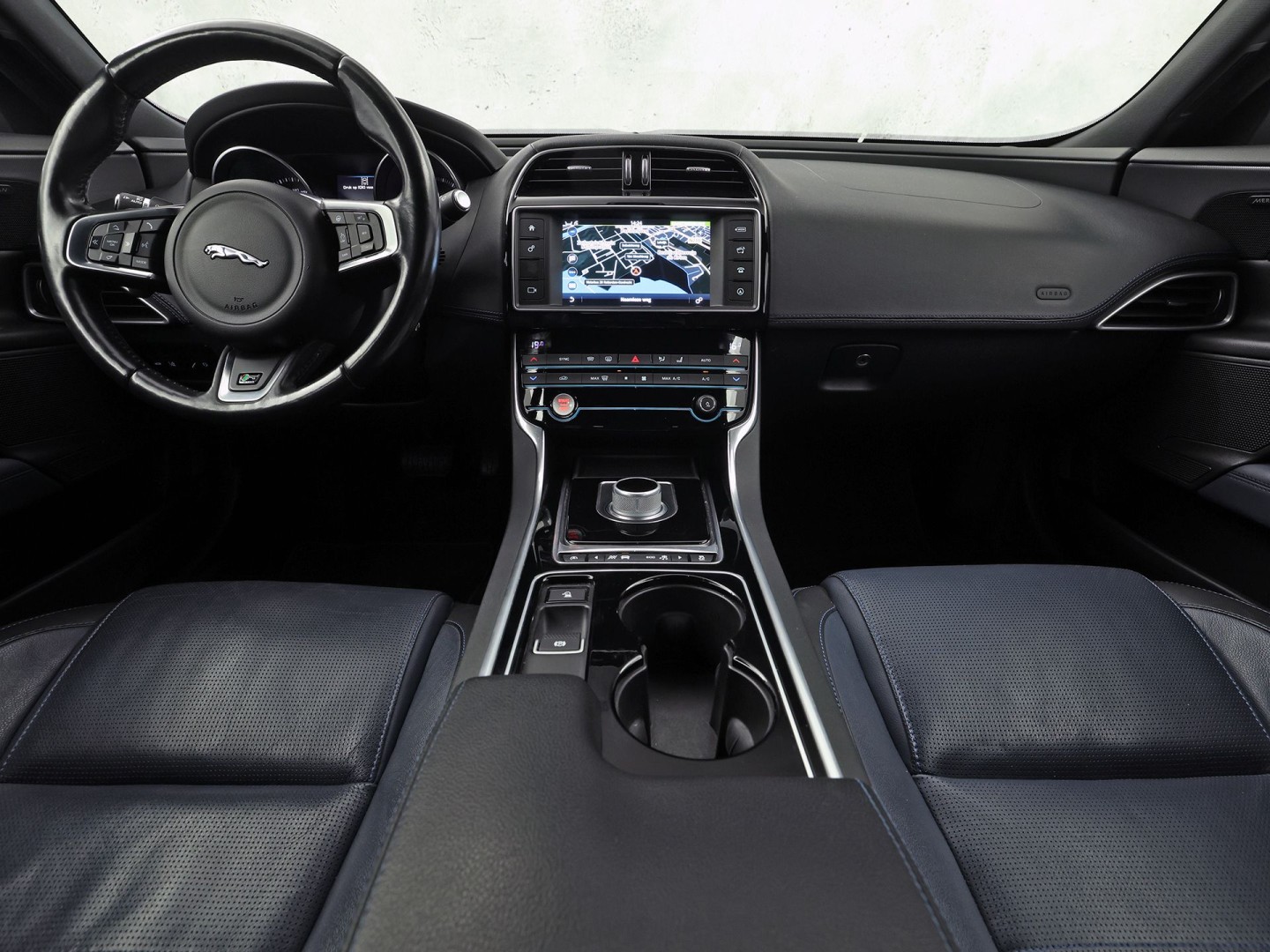 Jaguar XE 2.0 Portfolio 241Pk Automaat (NAVIGATIE, MERIDIAN AUDIO, LEDER, ELEK SPORTSTOELEN, LANE ASSIST, STUURWIEL VERWARMD, ZWART HEMEL, NIEUWSTAAT)