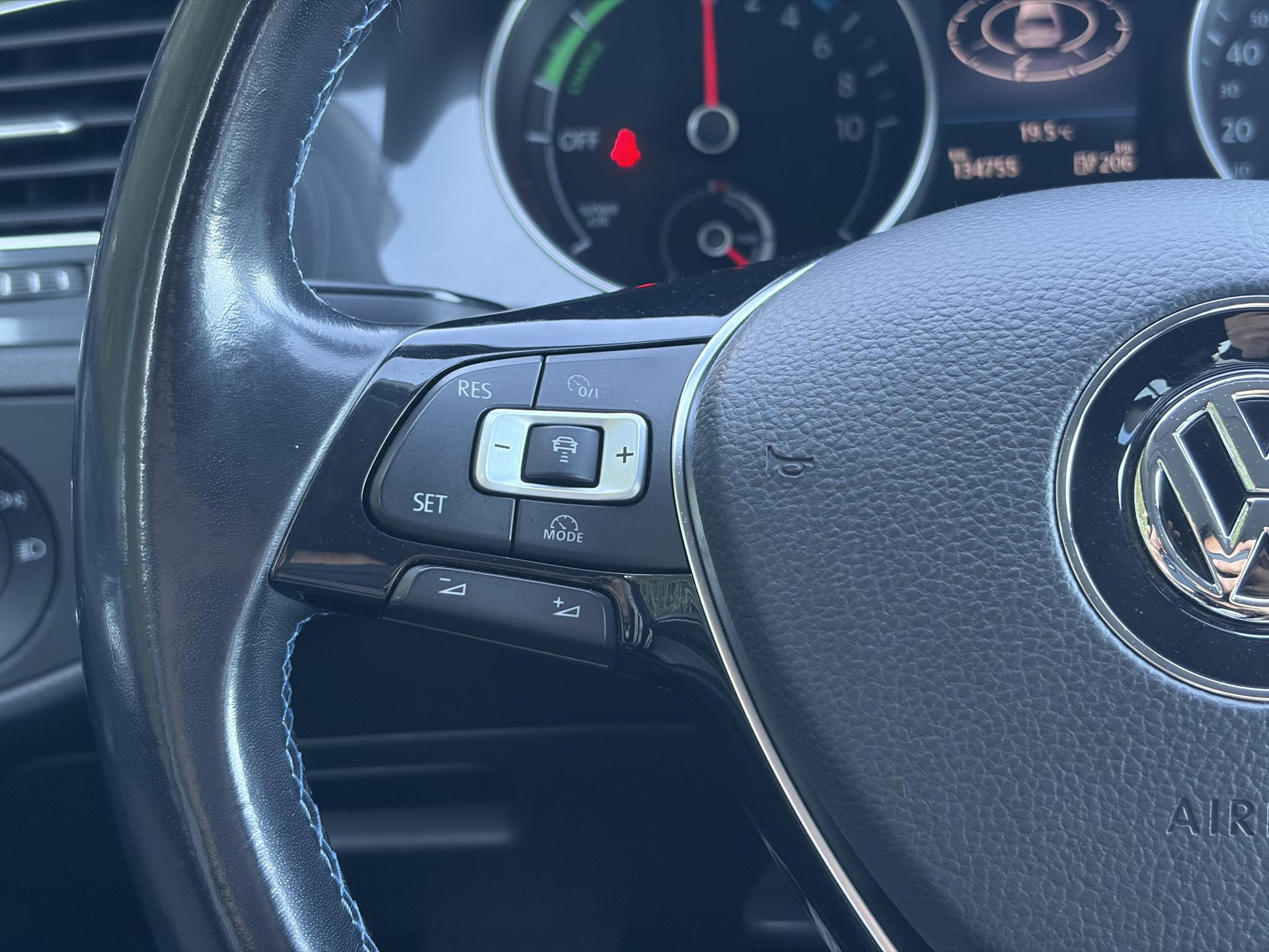 Volkswagen e-Golf e-Golf ✓SOH 88.57%✓Carplay✓Navi✓Leder✓Clima✓Cruise✓Pdc V+A✓LED✓16'' Lm velgen✓N.A.P✓Apk tot 02-2027