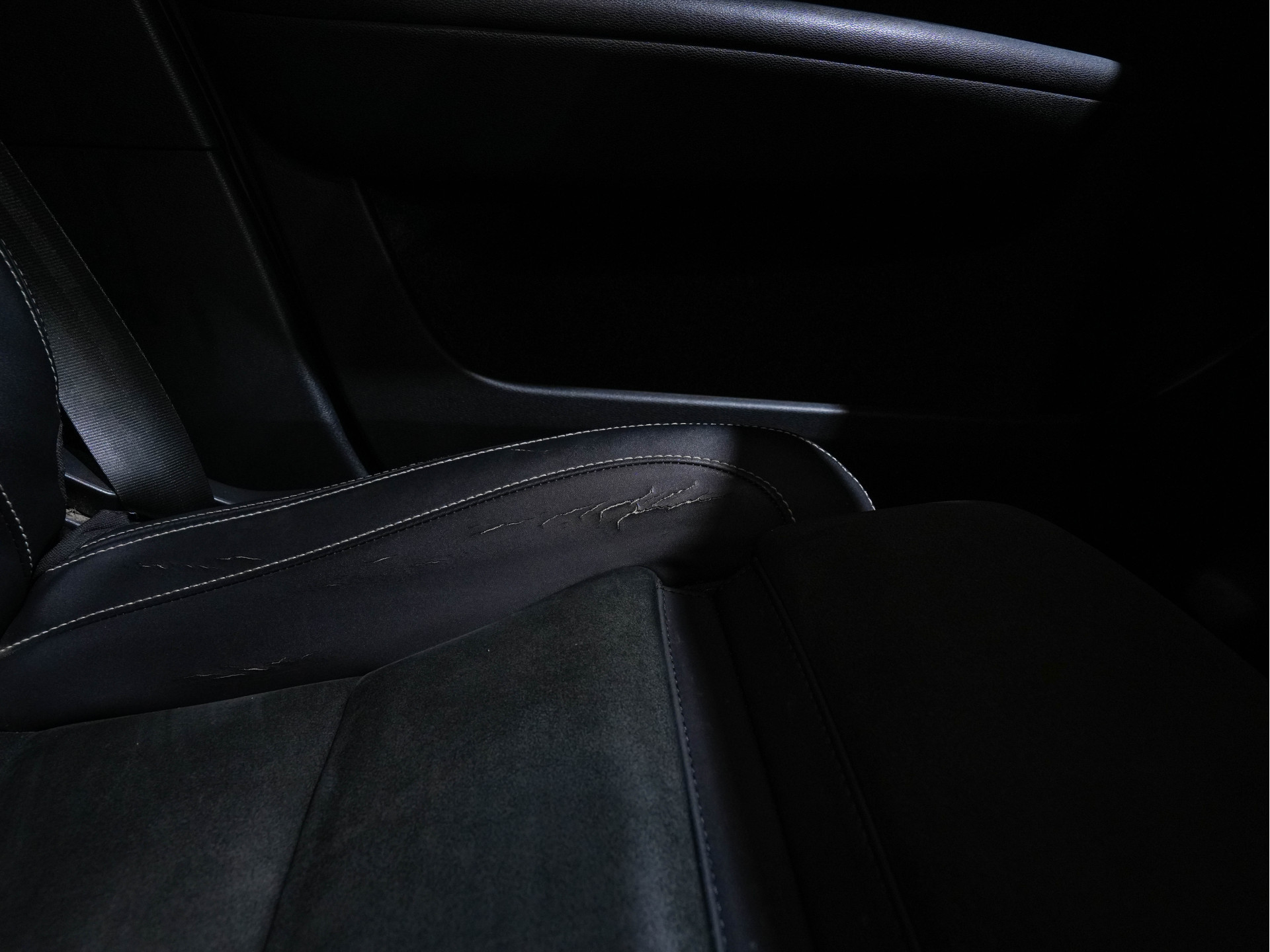 Volvo C40 Recharge Twin Intro Edition 78 kWh AWD [ 3-Fase ] {SOH-87%} (INCL-BTW) Aut. *HEATPUMP | PANO | LEATHER-ALCANTARA | DIGI-COCKPIT | FULL-LED | HARMAN/KARDON | TOPVIEW | NAVI-FULLMAP | ECC | PDC | KEYLESS | HEATED-SPORTSEATS | TOWBAR | PRIVACY-GLAS