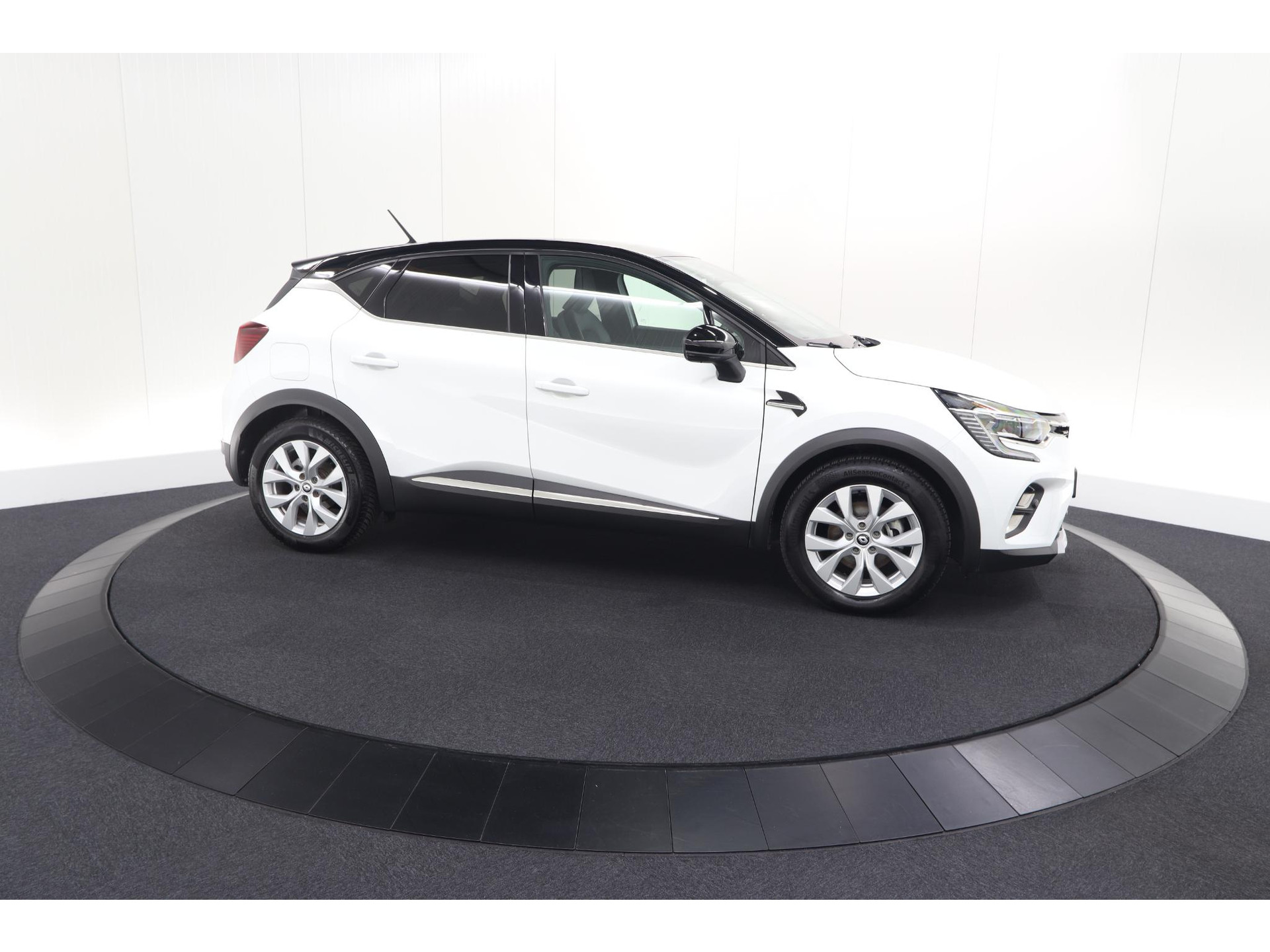 Renault Captur 1.6 E-Tech Hybrid 145 Intens | Trekhaak | Camera | Stoelverwarming | Navigatie