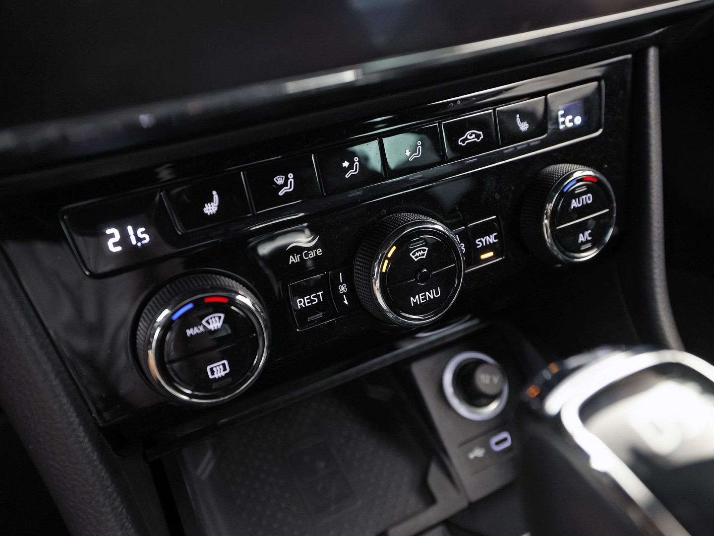 ŠKODA Superb Combi 1.4 TSI iV Sportline 218Pk Automaat (VIRTUAL COCKPIT, SOH 90,5%, APPLE CARPLAY, MEMORY SEATS, STOELVERWARMING ACHTER, GETINT GLAS, ADAPTIVE CRUISE, SFEERVERLICHTING, NIEUWE APK, NIEUWSTAAT)