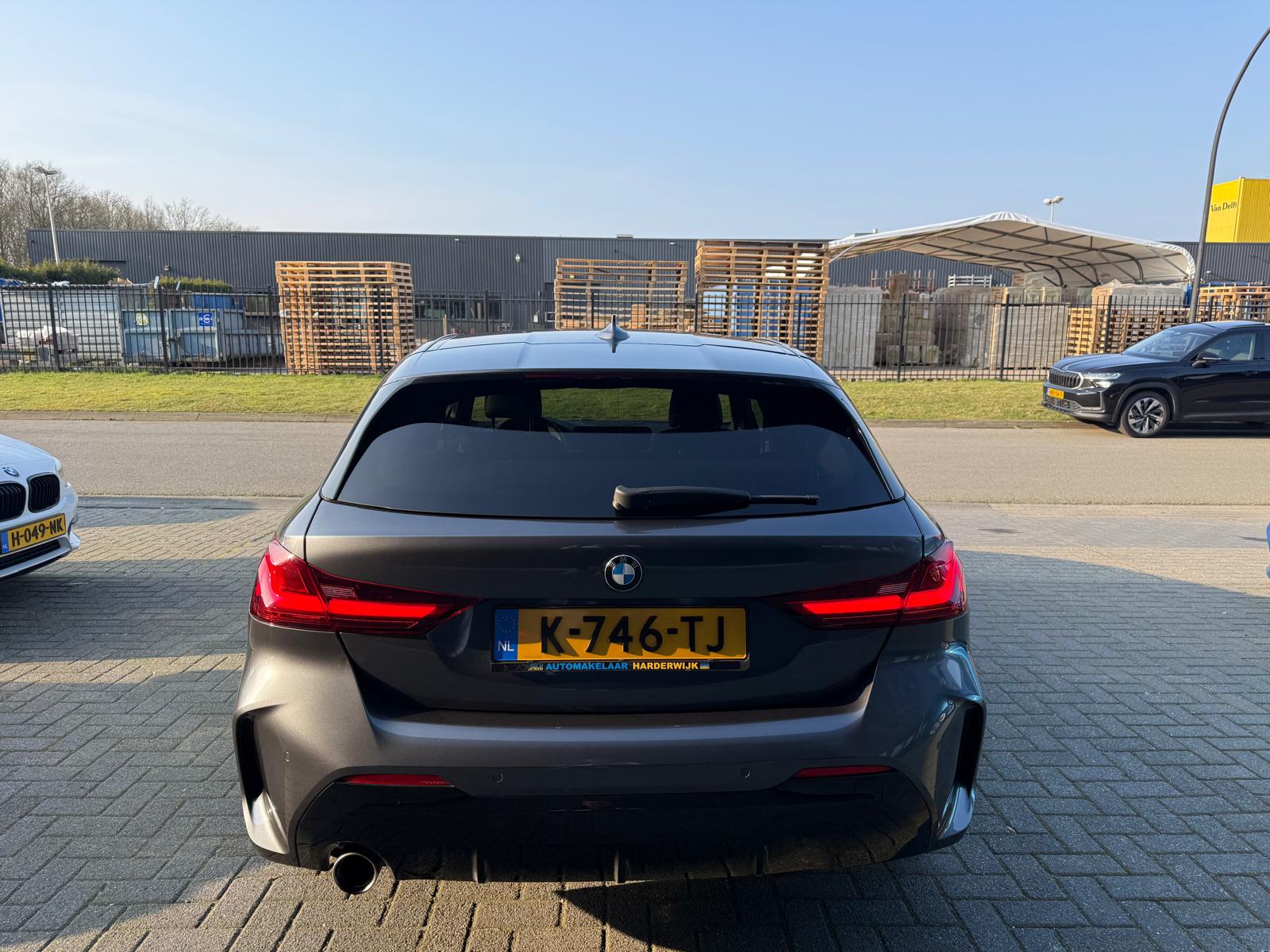 BMW 1-serie 116d Executive | 1E EIGENAAR | 3/6/12MND GARANTIE | AUTOMAAT | LED | CARPLAY | SFEERVERLICHTING | CRUISE | AIRCO |