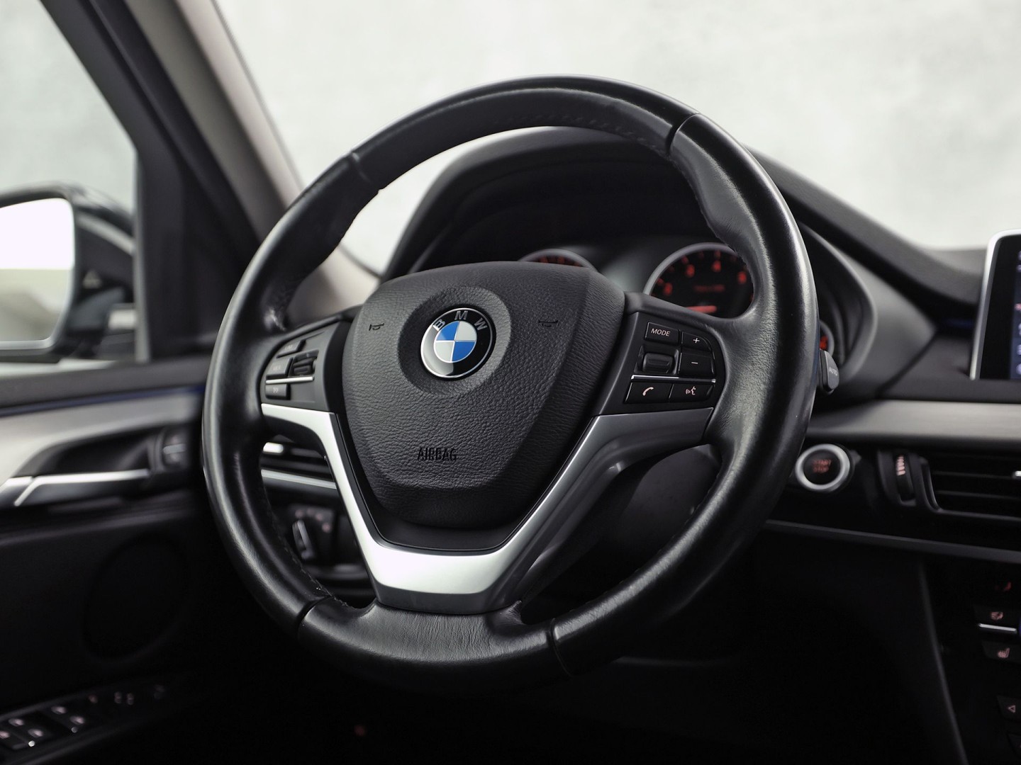 BMW X5 xDrive40e iPerformance High Executive 313Pk Automaat (GROOT NAVI, HEAD-UP DISPLAY, COMFORTSTOELEN MET GEHEUGEN, SFEERVERLICHTING, CAMERA, STOELVERWARMING, GETINT GLAS, NIEUWSTAAT)