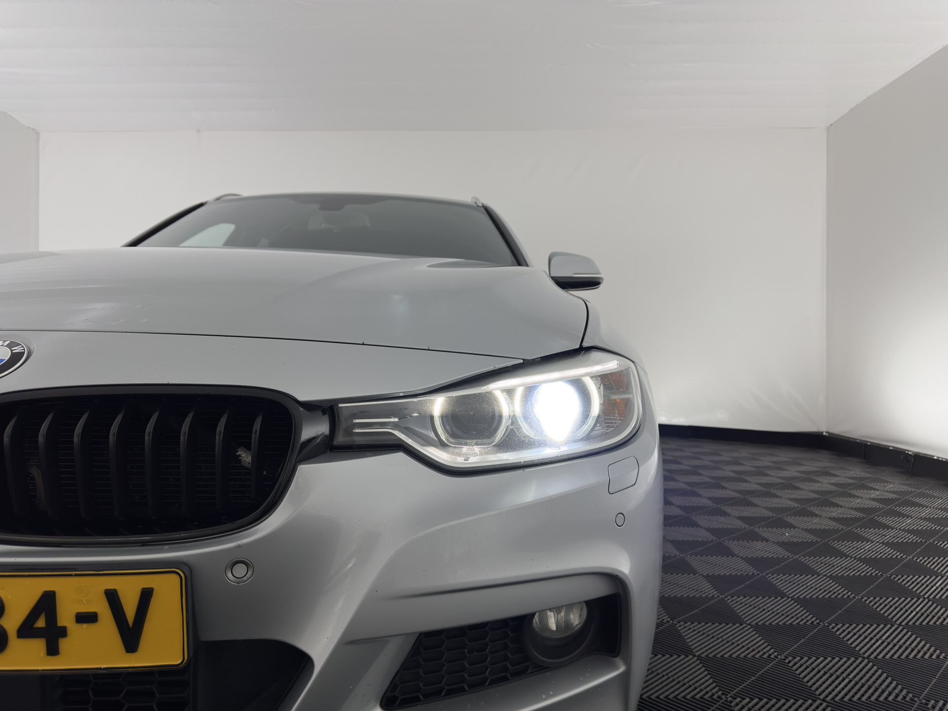 BMW 3-serie Touring 330d xDrive M-Aerodynamica-Pack High-Executive Aut * LEATHER | NAVI-FULLMAP | XENON | HEATED-SPORTSEATS | SHIFT-PADDLES | PDC | PRIVACY-GLASS | KEYLESS | CAMERA | TOWBAR | 18''ALU*