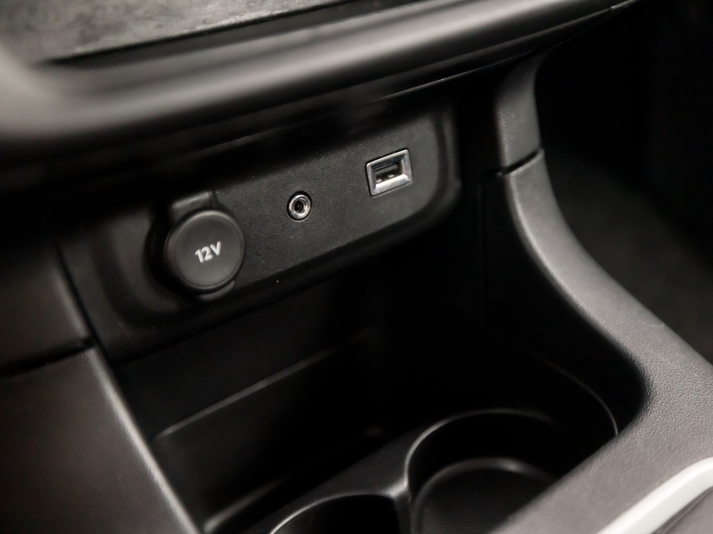 Citroën C3 1.2 PureTech S&S Shine Sport 110Pk (APPLE CARPLAY, GROOT NAVI, STOELVERWARMING, SPORTSTOELEN, CRUISE, LANE ASSIST, NIEUWSTAAT)