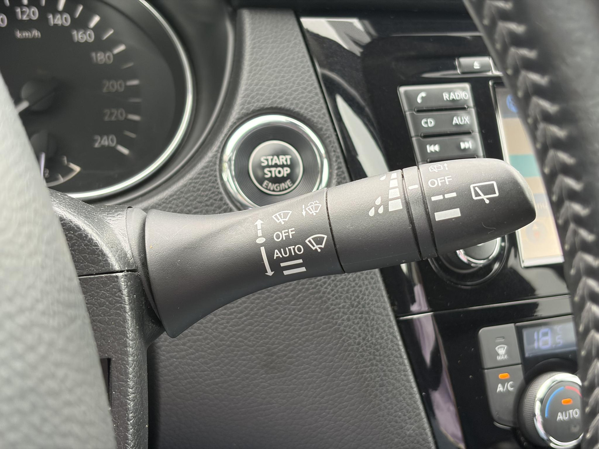 Nissan Qashqai 1.2 N-Connecta 360° Camera,Trekhaak,Navi,Pdc V+A,Keyless,6 Bak,Clima,Cruise,2e Eigenaar,115pk,Lm velgen,Apk tot 09-2027