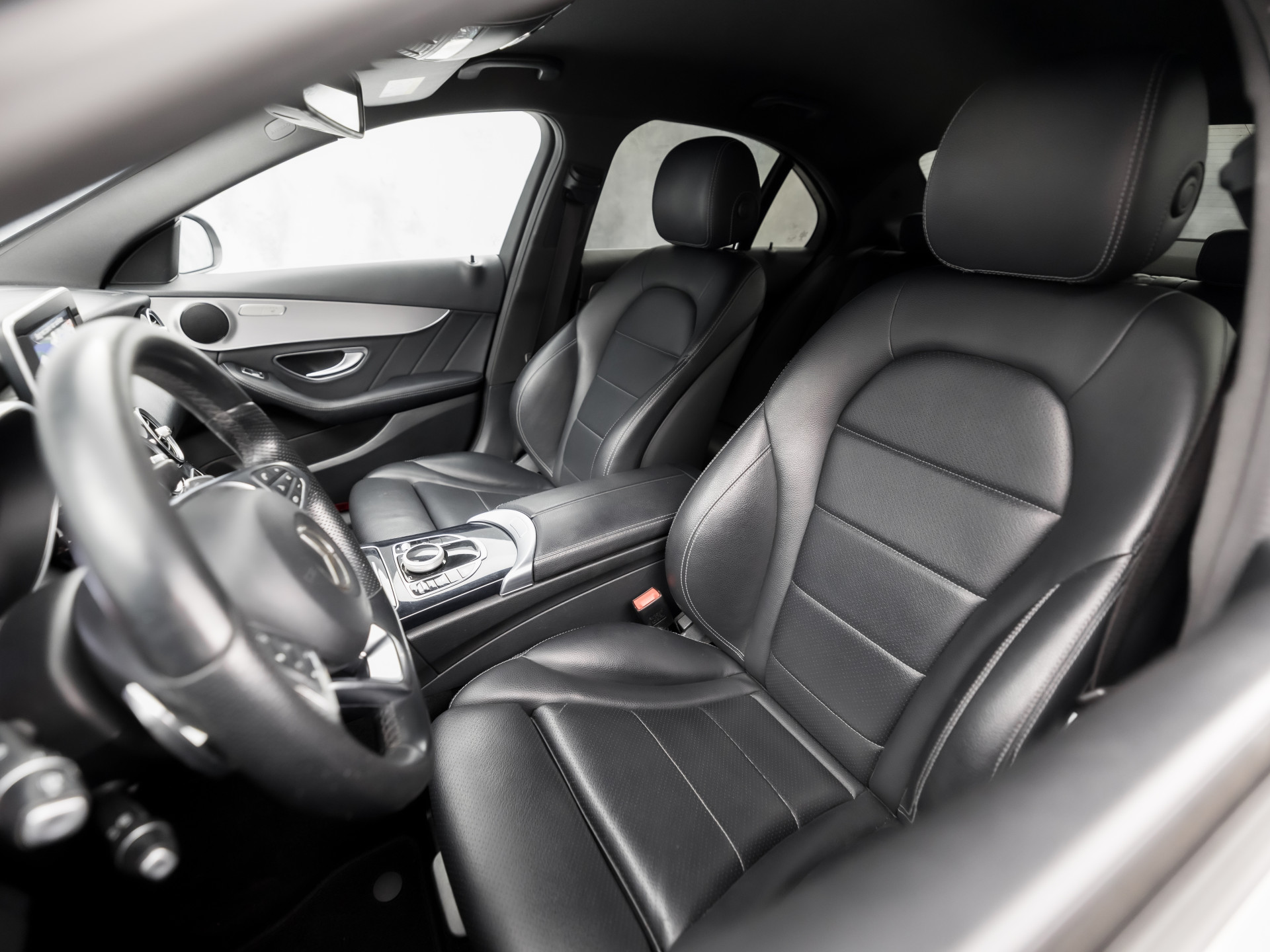Mercedes-Benz C-Klasse 180 AMG Sport 156Pk Automaat (NAVIGATIE, CAMERA, LEDER, ZWART HEMEL, STOELVERWARMING, SPORTSTOELEN, GETINT GLAS, NIEUWSTAAT)