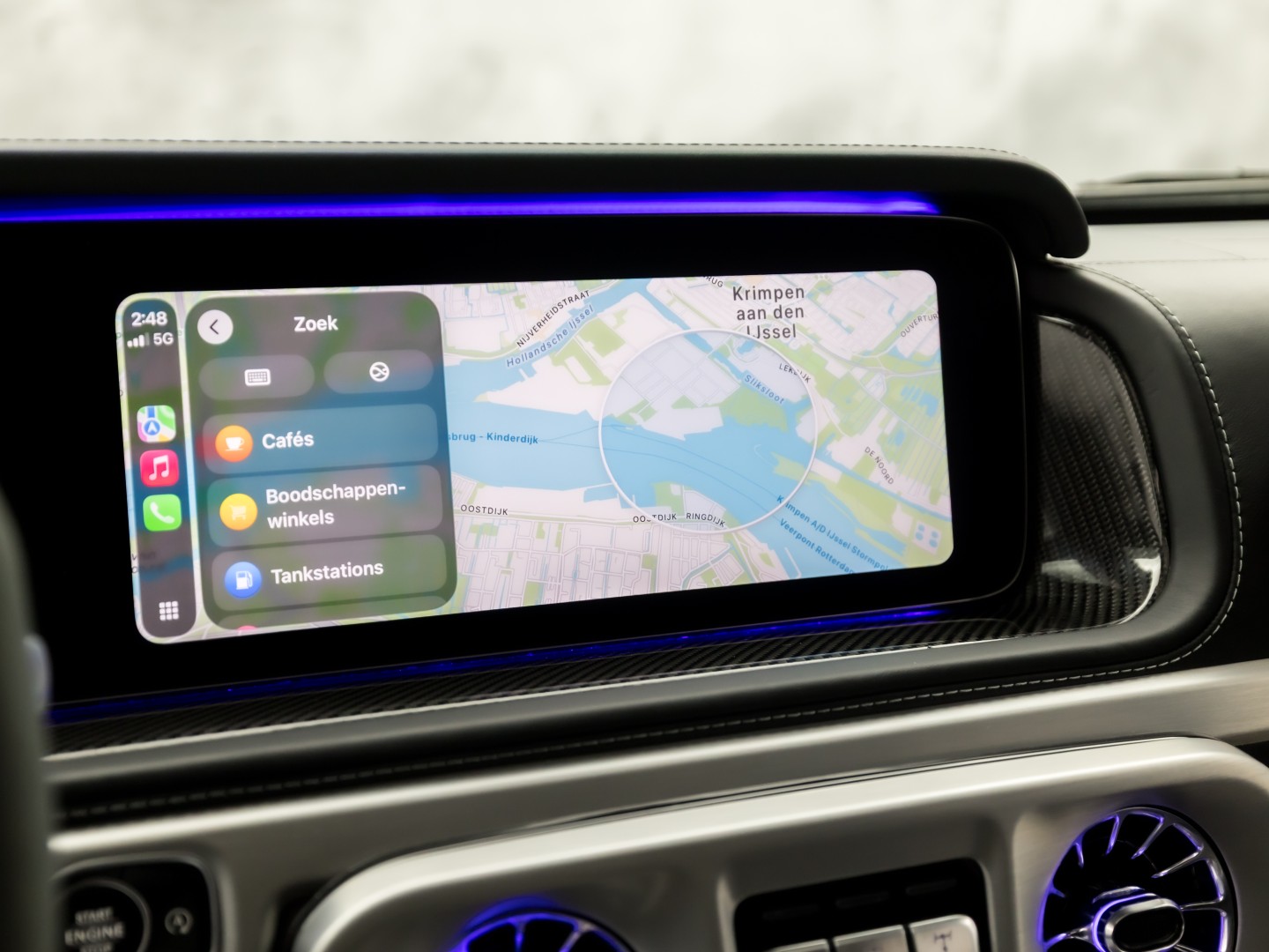 Mercedes-Benz G-Klasse 63 AMG 585Pk (SCHUIFDAK, CARBON PACK, ALCANTARA HEMEL, APPLE CARPLAY, BURMESTER, MASSAGE, STOELKOELING/VERWARMING, ADAPTIVE CRUISE, 360 CAMERA, SFEERVERLICHTING, TREKHAAK, NIEUWSTAAT)
