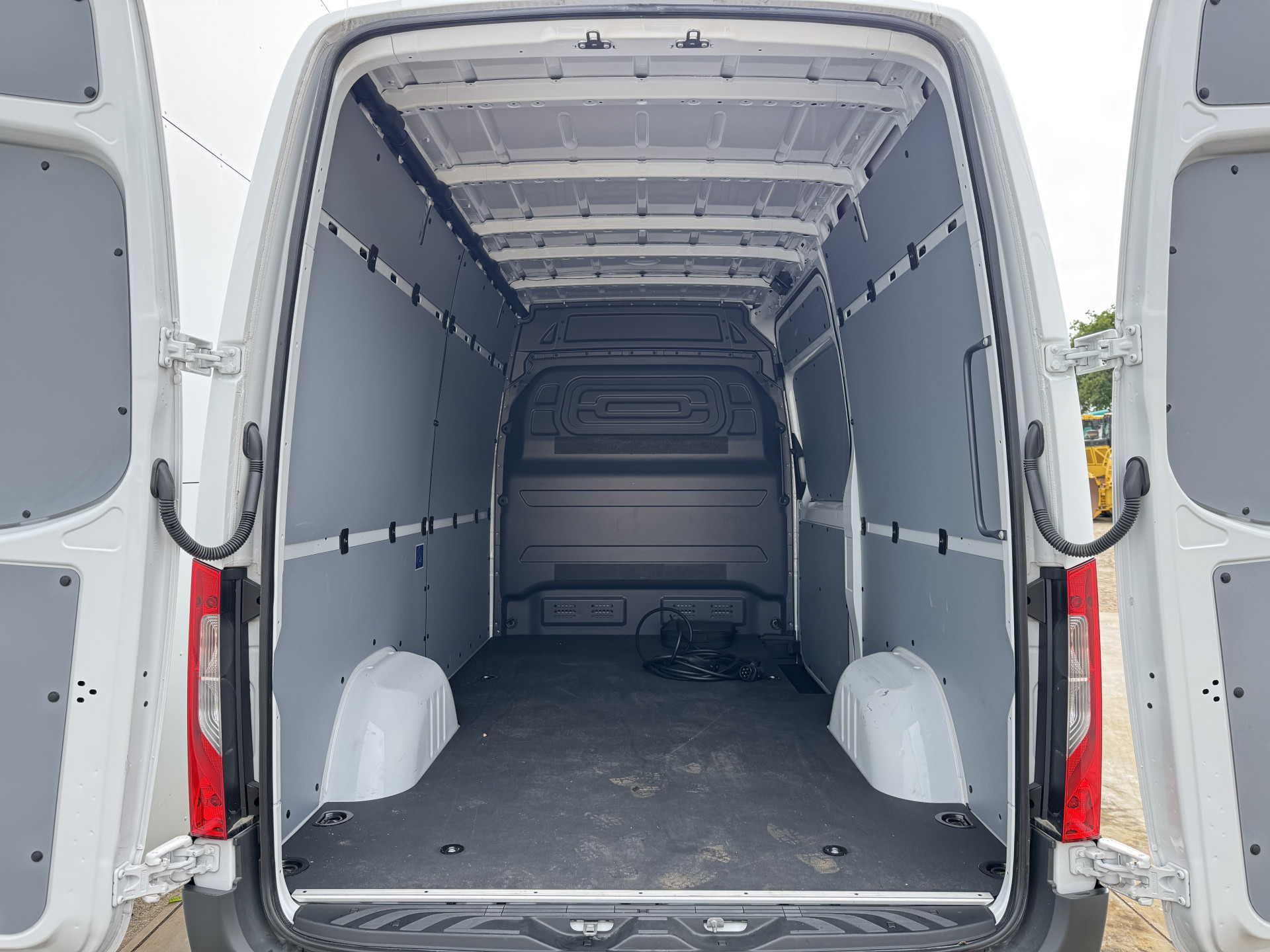 Mercedes-Benz eSprinter 314 Pro 81kWh L2H2 313km WLTP 2000kg Trekvermogen 115kw Snelladen Adaptieve Cruise Widescreen Camera