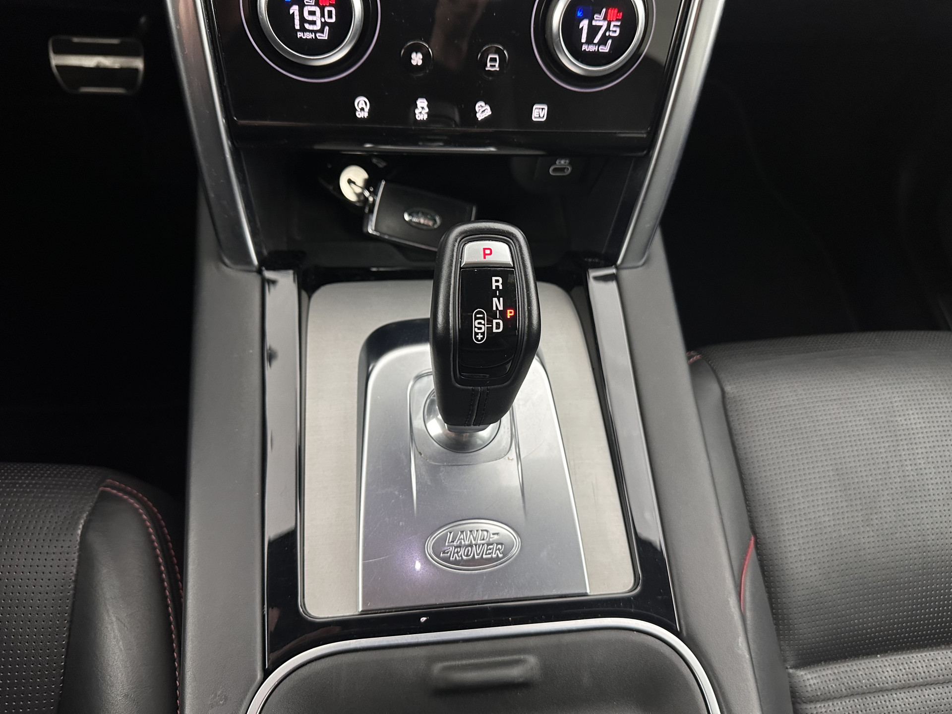 Land Rover Discovery Sport P300e 1.5 R-Dynamic HSE Black Exterior Pack AWD (Plug-in) (INCL-BTW) *LEATHER | FULL-LED | DIGI-COCKPIT | MERIDIAN-AUDIO | BLINDSPOT | KEYLESS | SHIFTPADDLES | PRIVACYGLASS | NAVI-FULLMAP | ECC | MEMORY-PACK | PDC | CRUISE | 20'