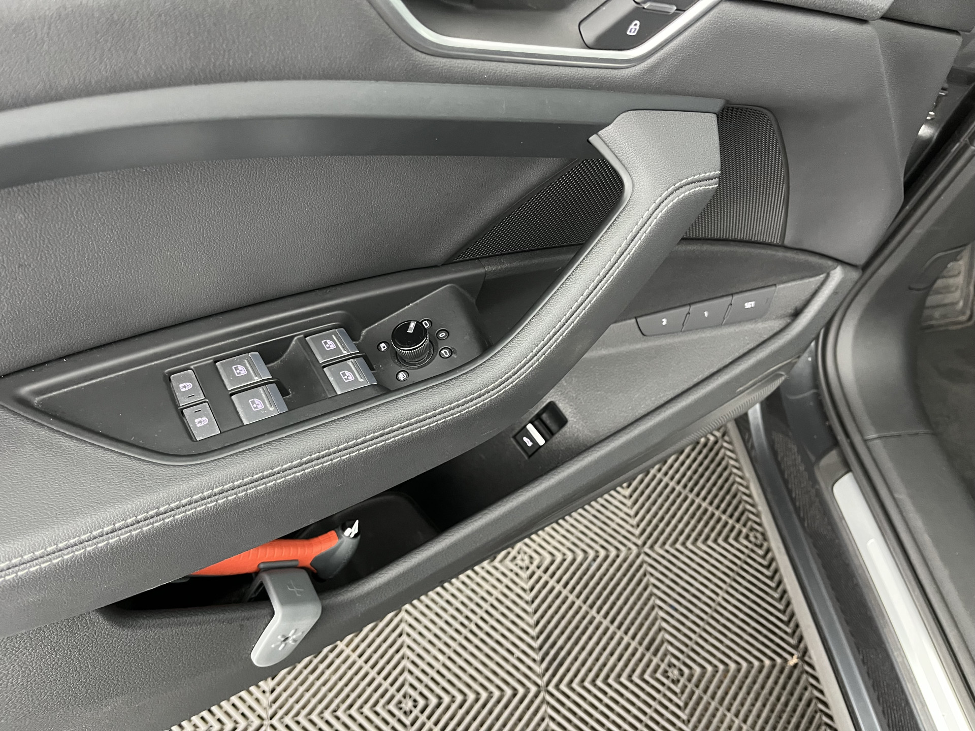 Audi e-tron 55 quattro Advanced edition Plus 95 kWh [3-Fase] {SOH-93%} (INCL-BTW) Aut.*LEATHER | ADAPTIVE-CRUISE | FULL-LED | DIGI-COCKPIT | KEYLESS | MEMORY-PACK | CAMERA | NAVI-FULLMAP | SHIFT-PADDLES | DAB+ | HEATED-COMFORTSEATS | DRIVE-SELECT | 20''AL