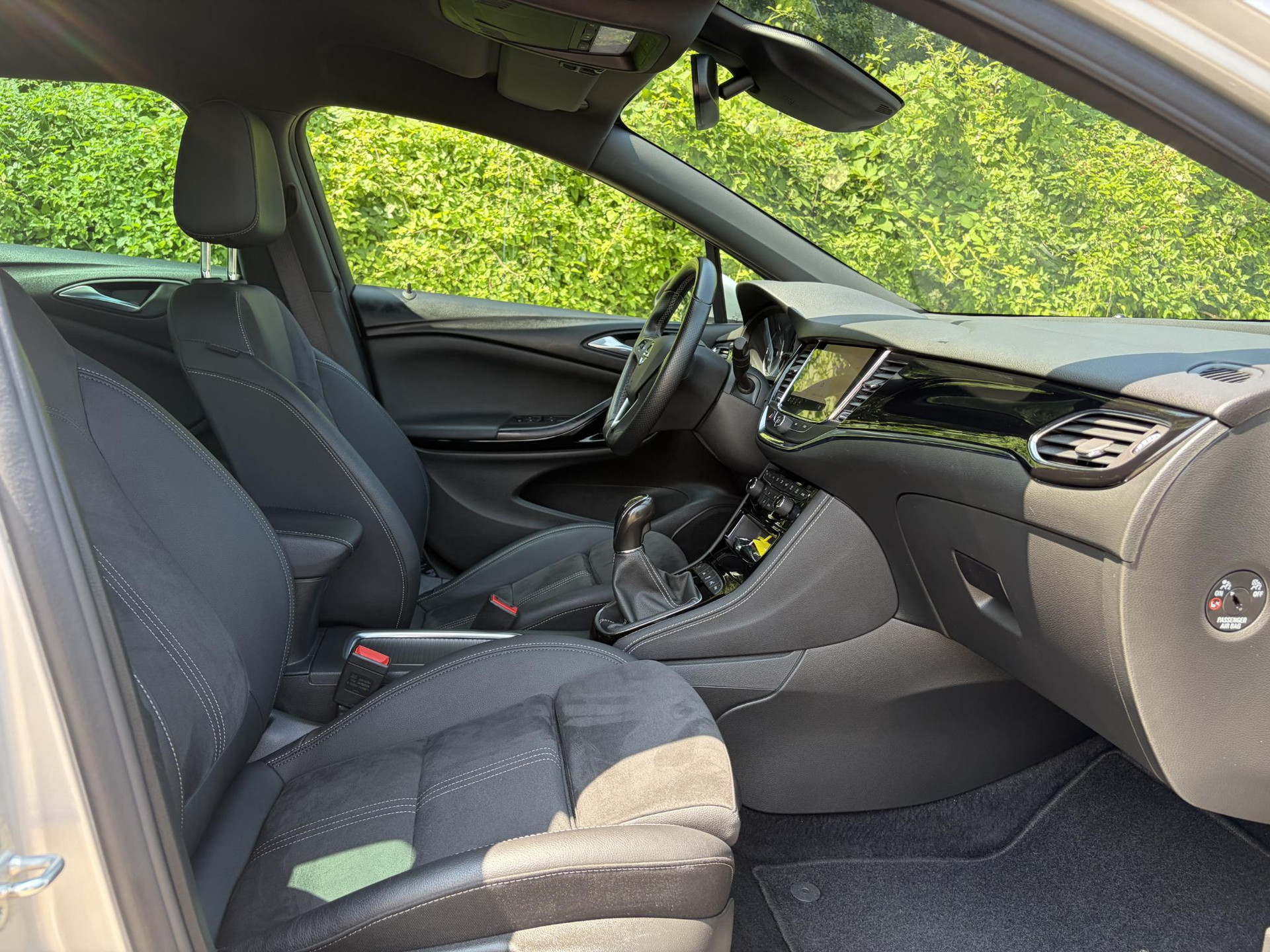 Opel Astra Sports Tourer 1.2 Ultimate 146pk,Afn Trekhaak,Camera,Keyless,Carplay,6 Bak,Stoelverw,Lm velgen,Alcantara-Leder,Dealer Onderhouden,Clima,Cruise,Dodehoek,Rijstrooksensor,N.A.P,Pdc V+A,Apk tot 07-2028