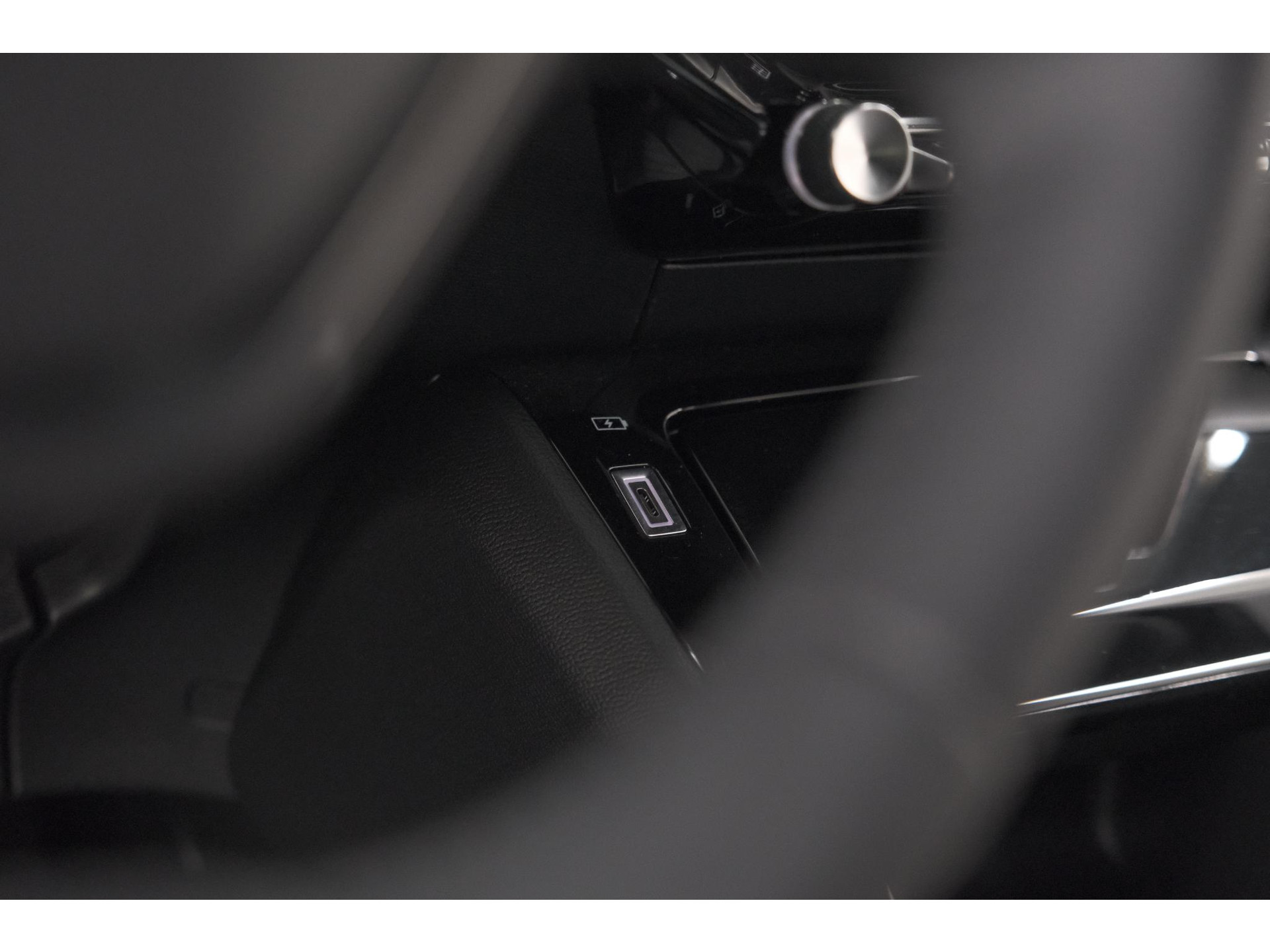 Peugeot 2008 PureTech 130 EAT8 Allure | Allseason banden | 360 Camera | Dodehoekdetectie | Apple Carplay | Stoelverwarming