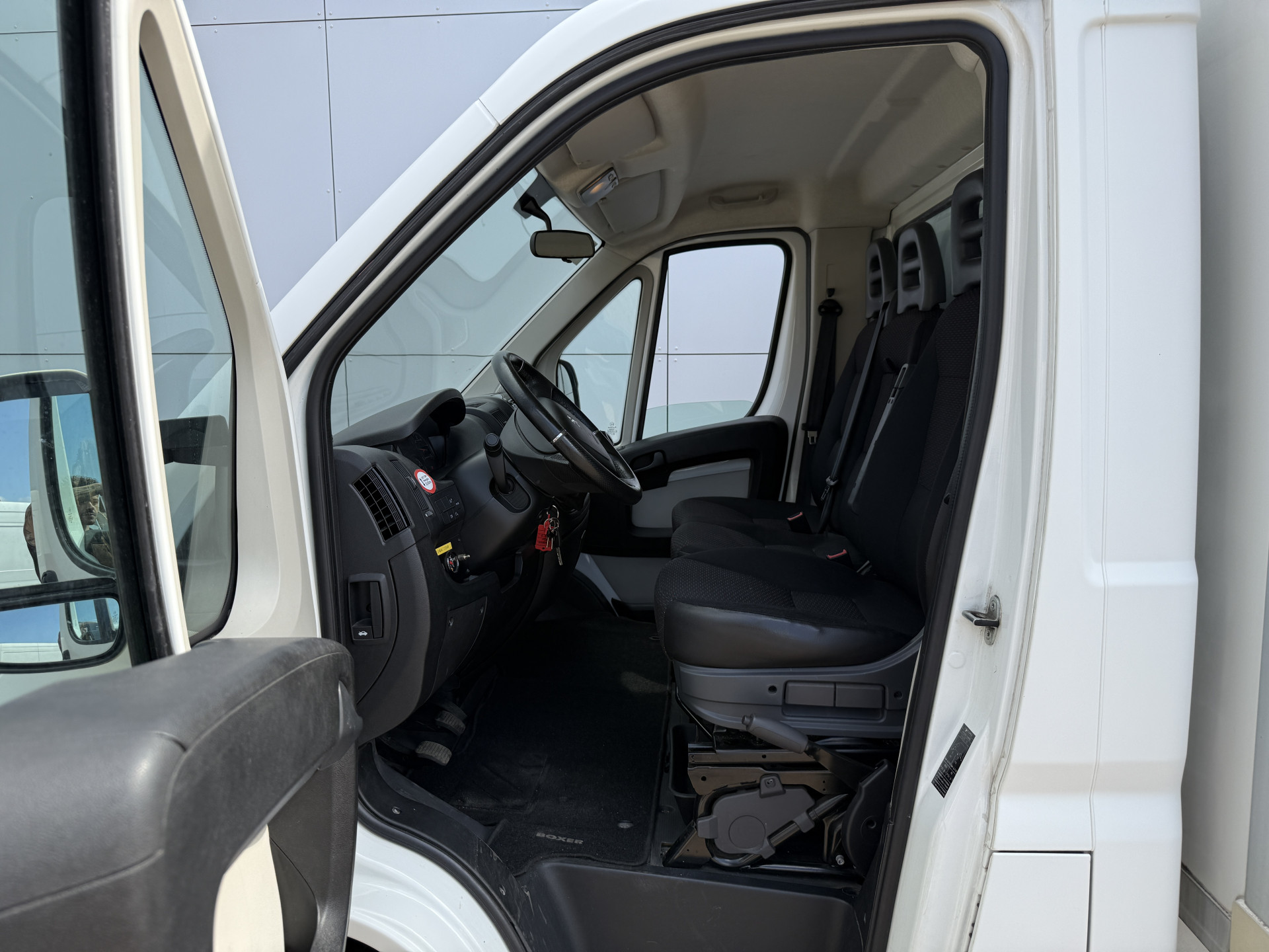 Peugeot Boxer 2.0 130PK Bakwagen Laadklep Nieuwe Distributieriem Navigatie Camera Airco Zijdeur Meubelbak Koffer