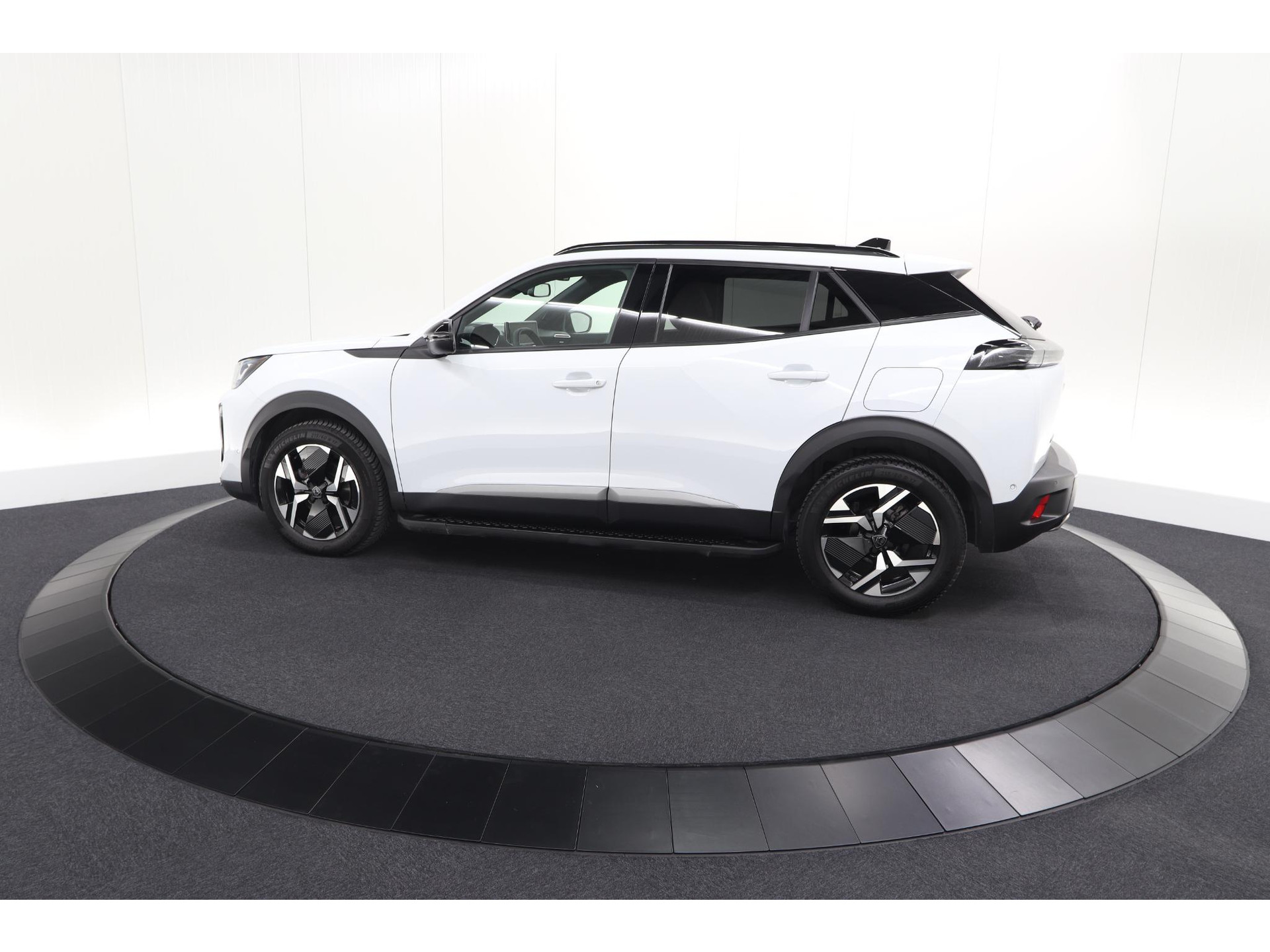 Peugeot 2008 PureTech 130 EAT8 Allure | Allseason banden | 360 Camera | Dodehoekdetectie | Apple Carplay | Stoelverwarming