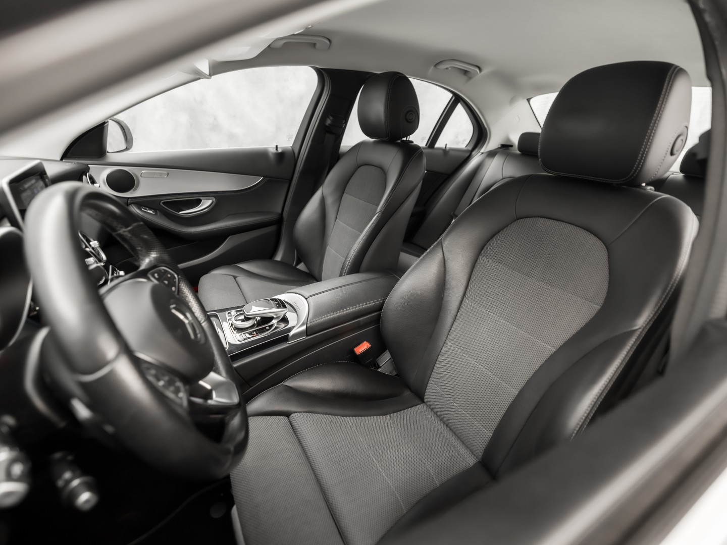 Mercedes-Benz C-Klasse 180 Sport 156Pk Automaat (NAVIGATIE, LEDER, SFEERVERLICHTING, GETINT GLAS, STOELVERWARMING, SPORTSTOELEN, CRUISE, NIEUWE APK, NIEUWSTAAT)