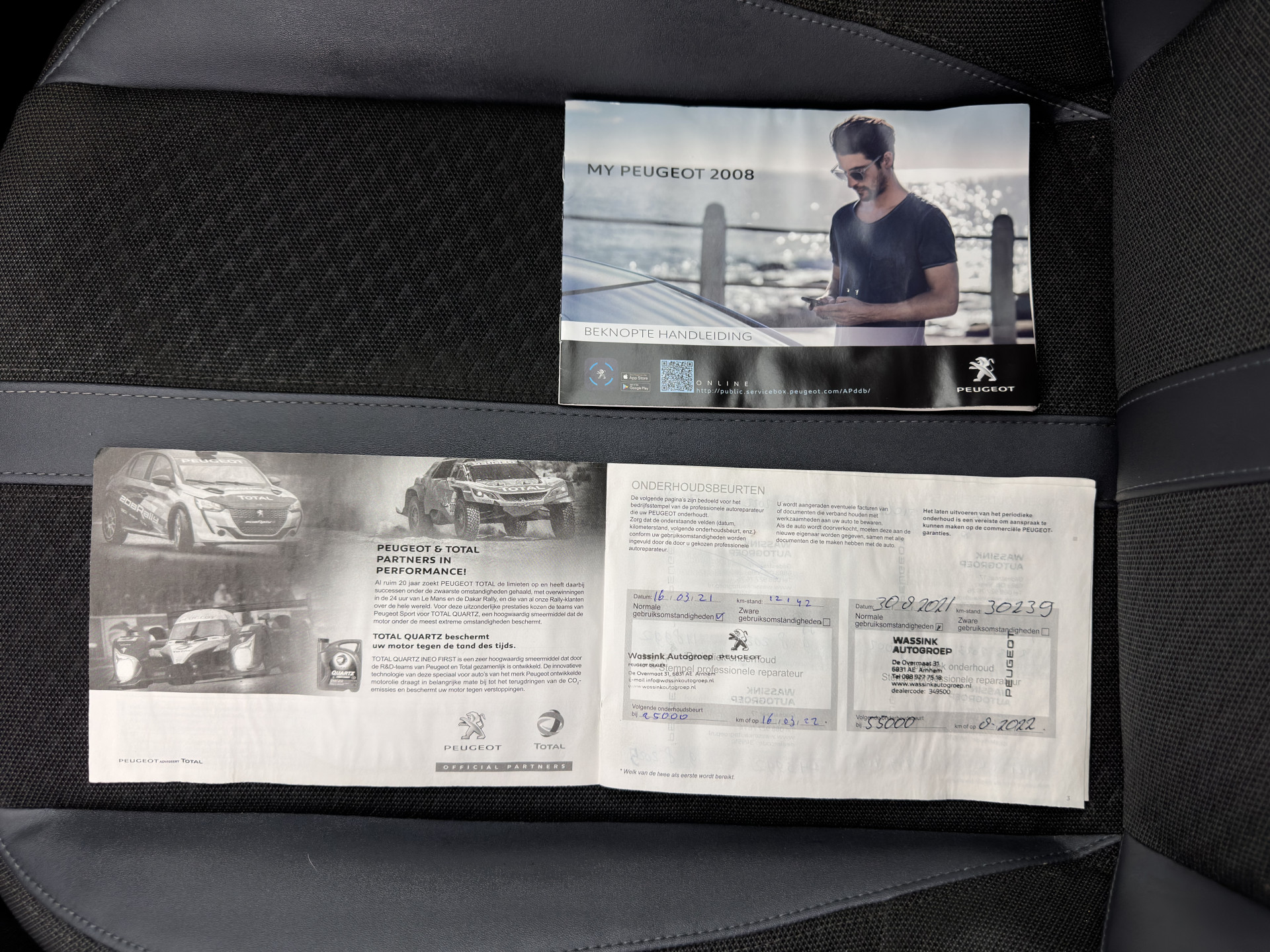 Peugeot e-2008 EV Allure 50 kWh [ 3-Fase ] {SOH-84%} (INCL-BTW) *PANO | LEATHER-FABRIC | FULL-LED | SPORT-SEATS | DIGI-COCKPIT | CAMERA | KEYLESS | PRIVACY-GLASS | DAB+ | NAVI-FULLMAP | ECC | CARPLAY | LANE-ASSIST | PDC | CRUISE | 17''ALU*