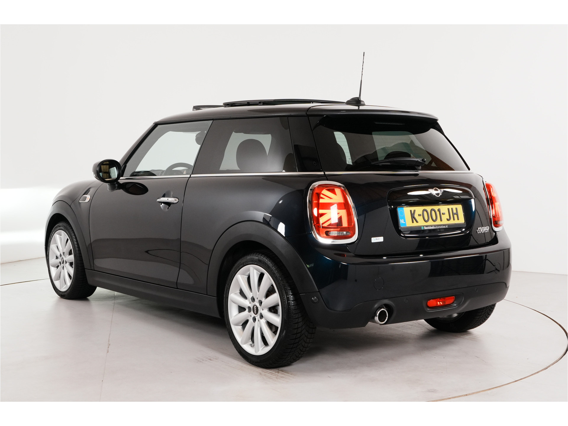 MINI 3-Deurs 1.5 Cooper Chili | Pano | Leder | Stl. verw. | PDC | Sportstoelen |