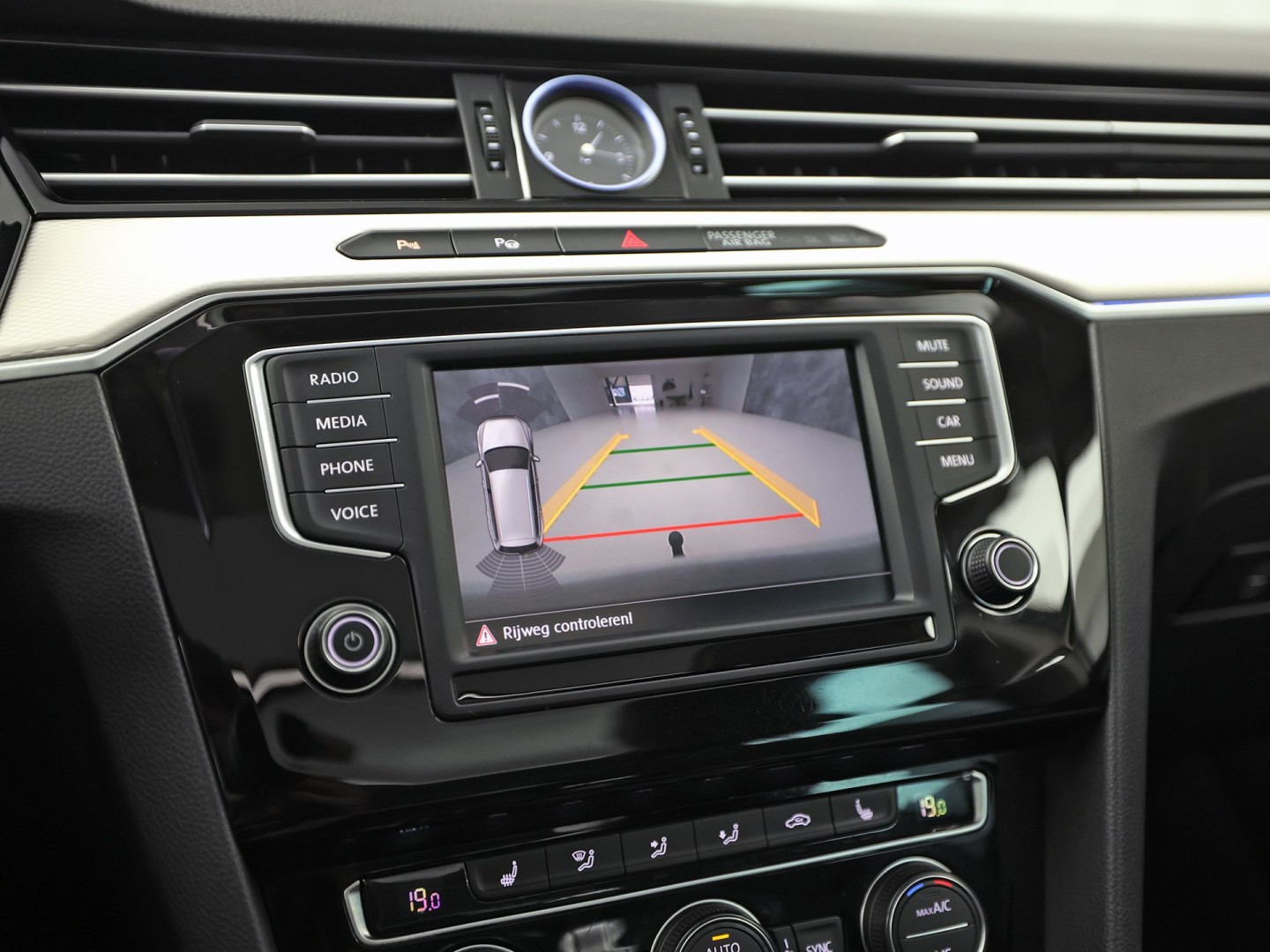 Volkswagen Passat Variant 1.4 TSI GTE HighLine Sport Automaat (PANORAMADAK, APPLE CARPLAY, SOH 77,9%, GROOT NAVI, CAMERA, TREKHAAK, KEYLESS, SPORTSTOELEN, STOELVERWARMING, GETINT GLAS, NIEUWSTAAT)