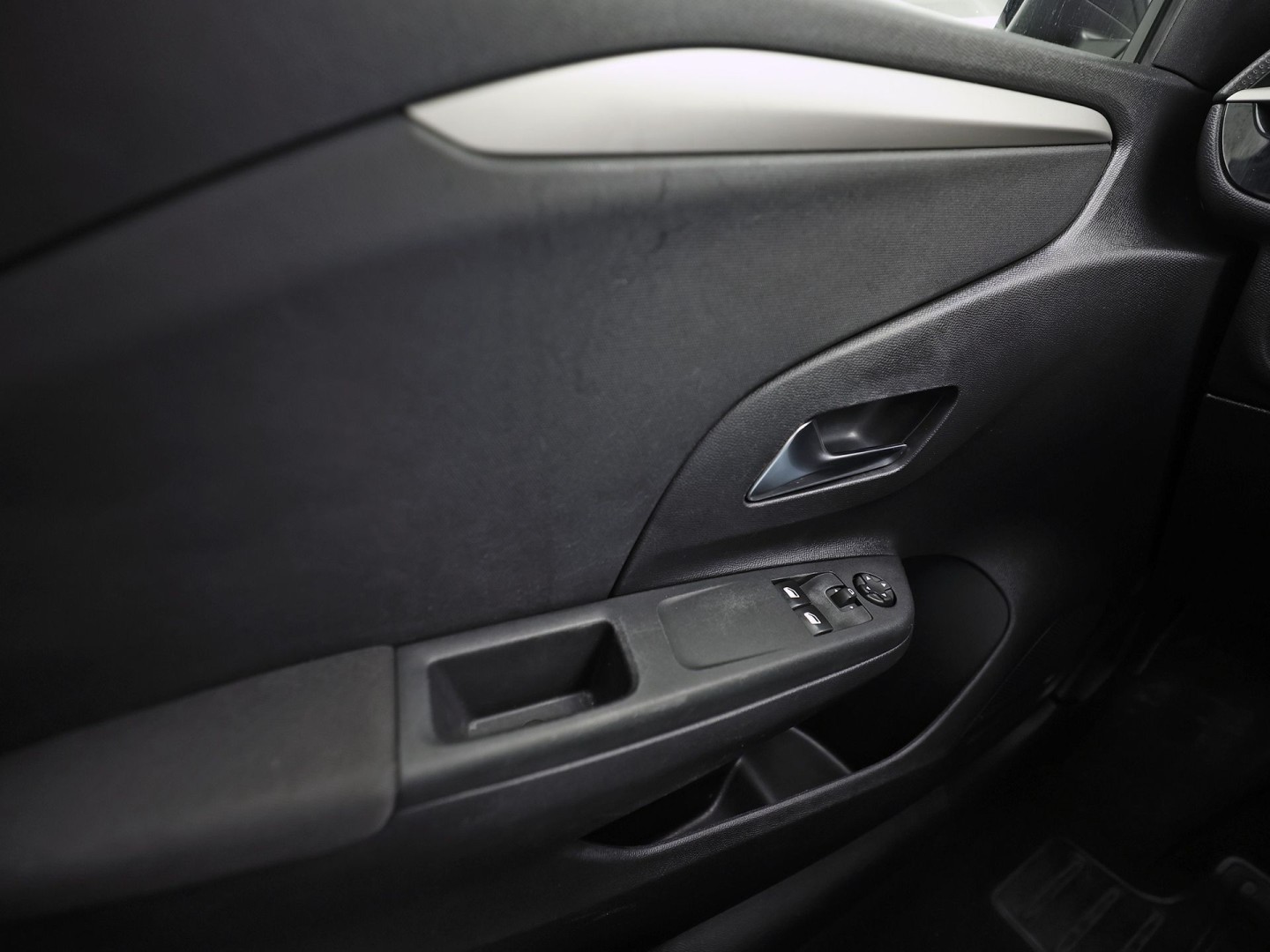 Opel Corsa 1.2 Sport Automaat (APPLE CARPLAY, GROOT NAVI, PARKEERSENSOREN, LEDER STUURWIEL, SPORTSTOELEN, LED KOPLAMPEN, LM VELGEN, CRUISE, NIEUWSTAAT)