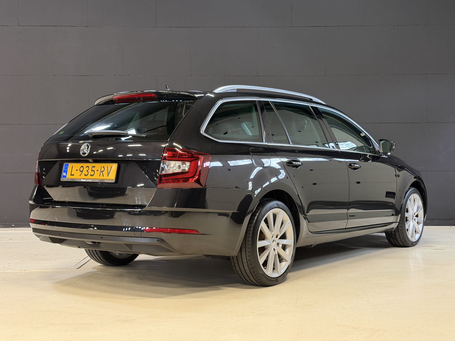 ŠKODA Octavia Combi 2.0 TSI 191PK Style Business | Leder | Adaptive cruise | Afn. trekhaak | Camera | Carplay | Dealer onderhouden
