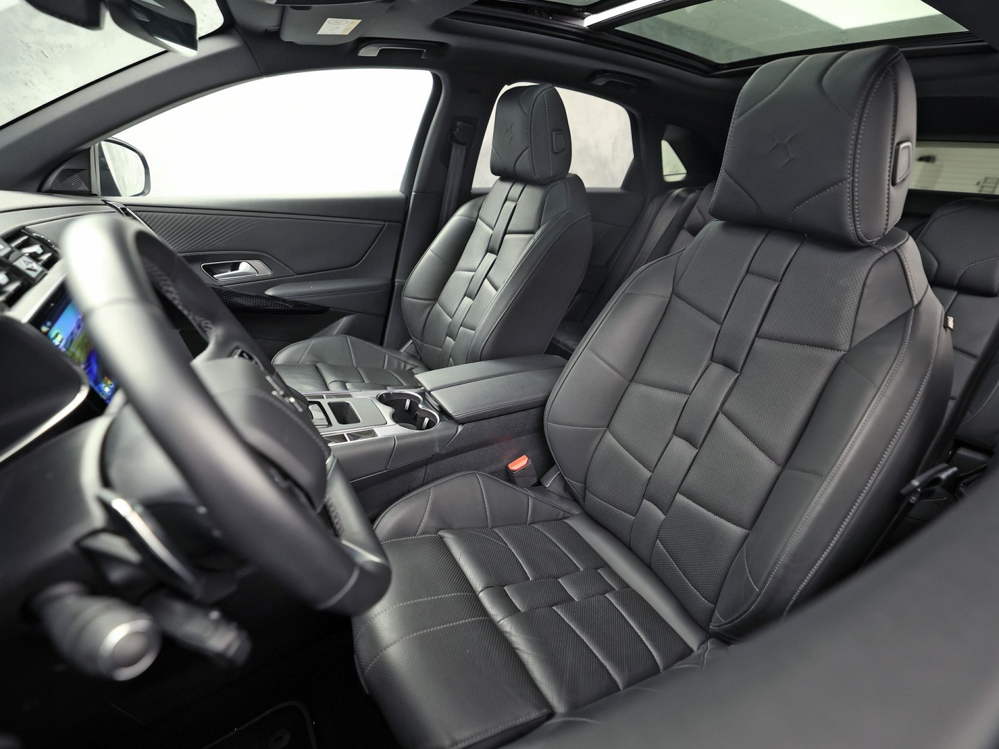 DS 7 1.6 PHEV 225 Etoile 225Pk Automaat (PANORAMADAK, MEMORY SEATS, LEDER, 360 CAMERA, SPORTSTOELEN, STOELVERWARMING, GETINT GLAS, ADAPTIVE CRUISE, KEYLESS, NIEUWSTAAT)