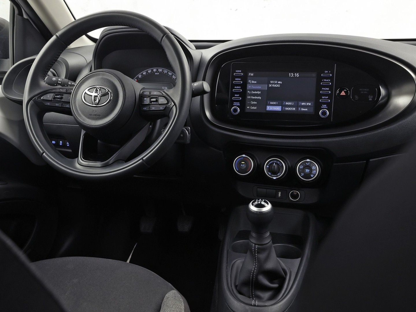 Toyota Aygo 1.0 VVT-i MT Play (APPLE CARPLAY, NAVIGATIE, ADAPTIVE CRUISE, SPORTSTOELEN, LANE ASSIST, CAMERA, NIEUWSTAAT)