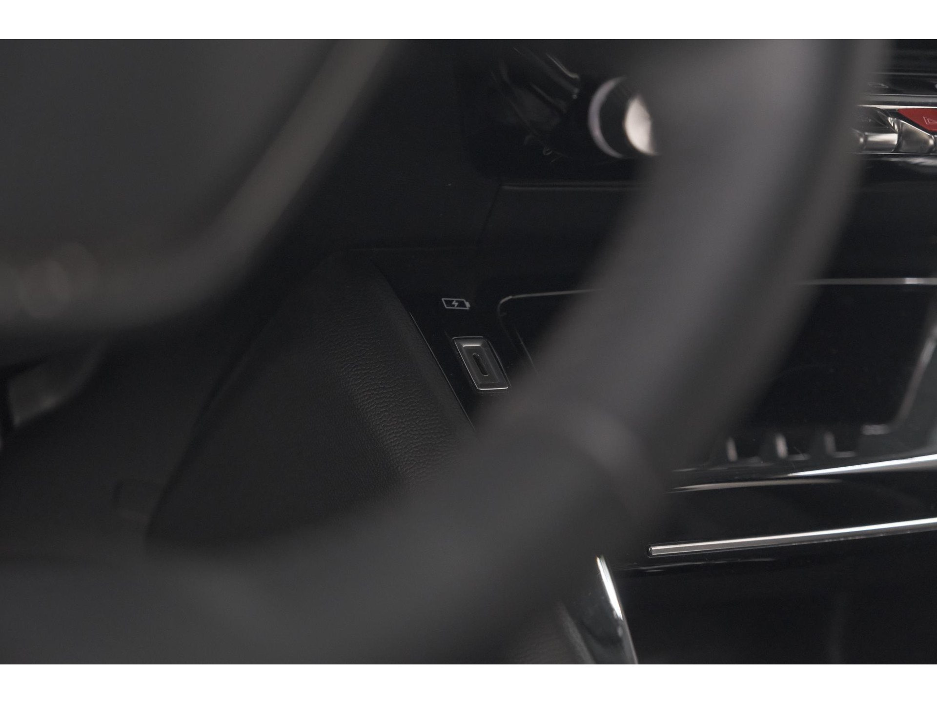 Peugeot e-2008 EV Allure Pack 50 kWh | 3 Fase Laadfunctie | Camera | Navigatie | Parkeersensoren | Apple Carplay